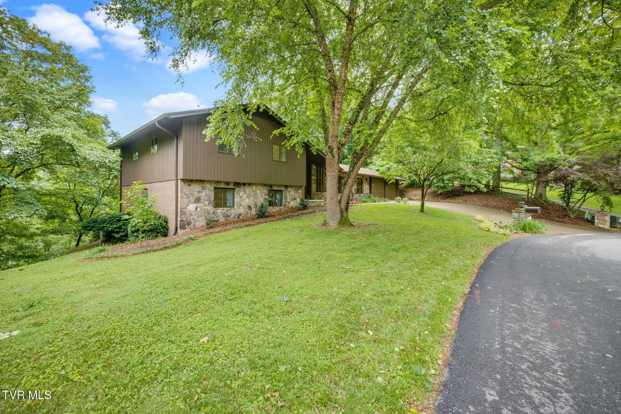 Kingsport, Tennessee, 37663, United States, 5 Bedrooms Bedrooms, ,3 BathroomsBathrooms,Residential,For Sale,1878184