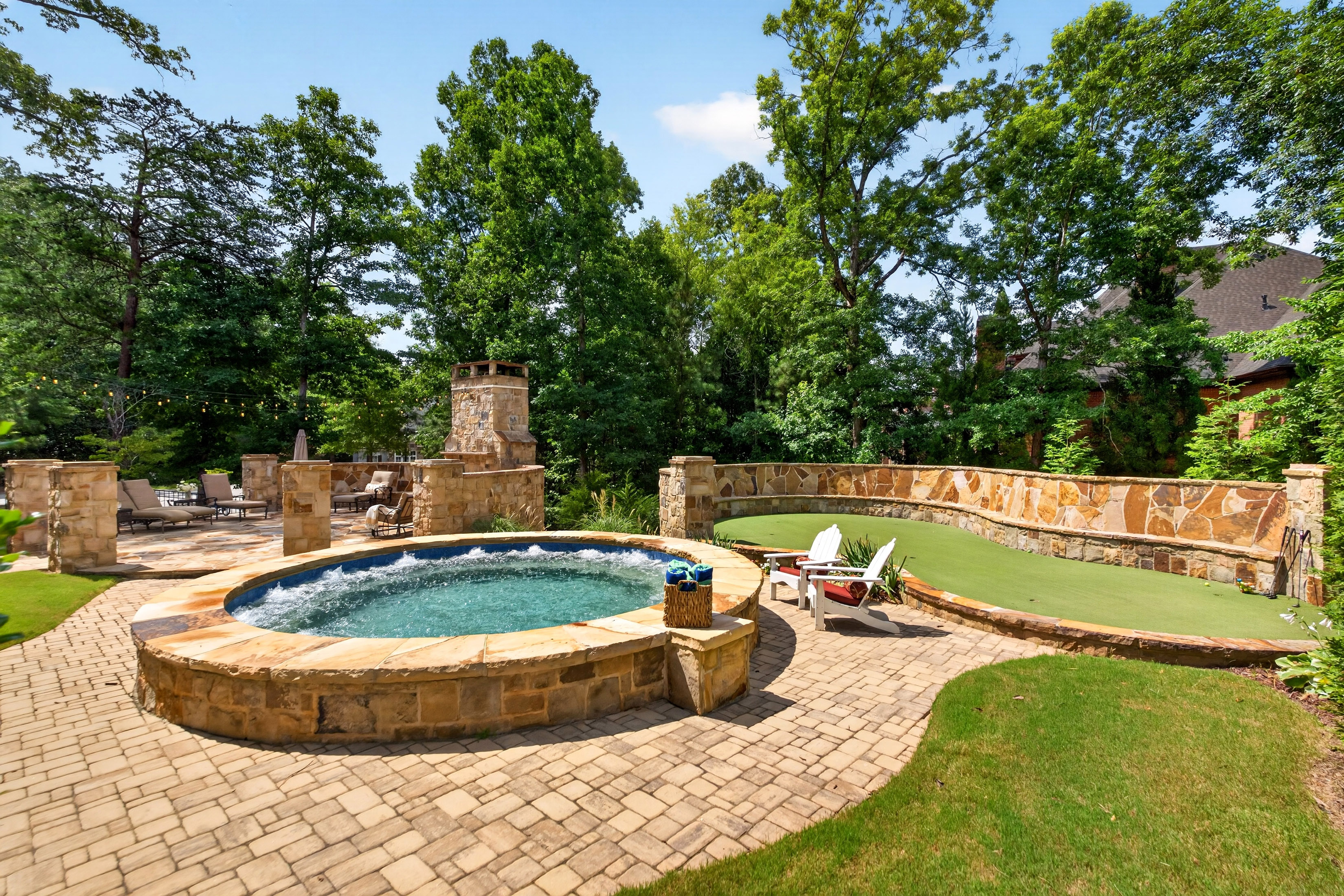  Experience Refined Estate Living in this Exceptional All-Brick and Stone Ranch - 物件實景