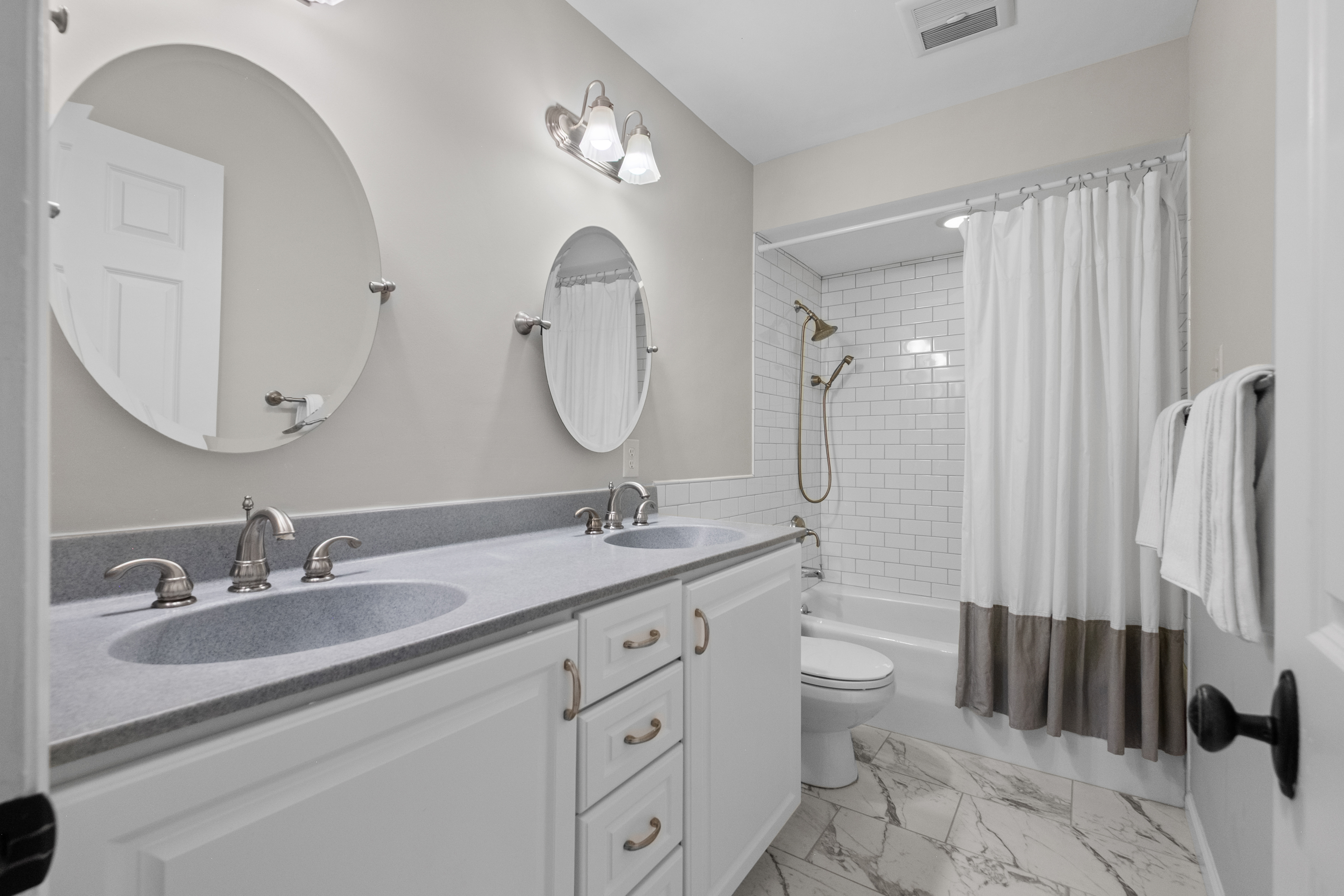  Welcome to this highly sought after home in Carberry Place l - 物件實景