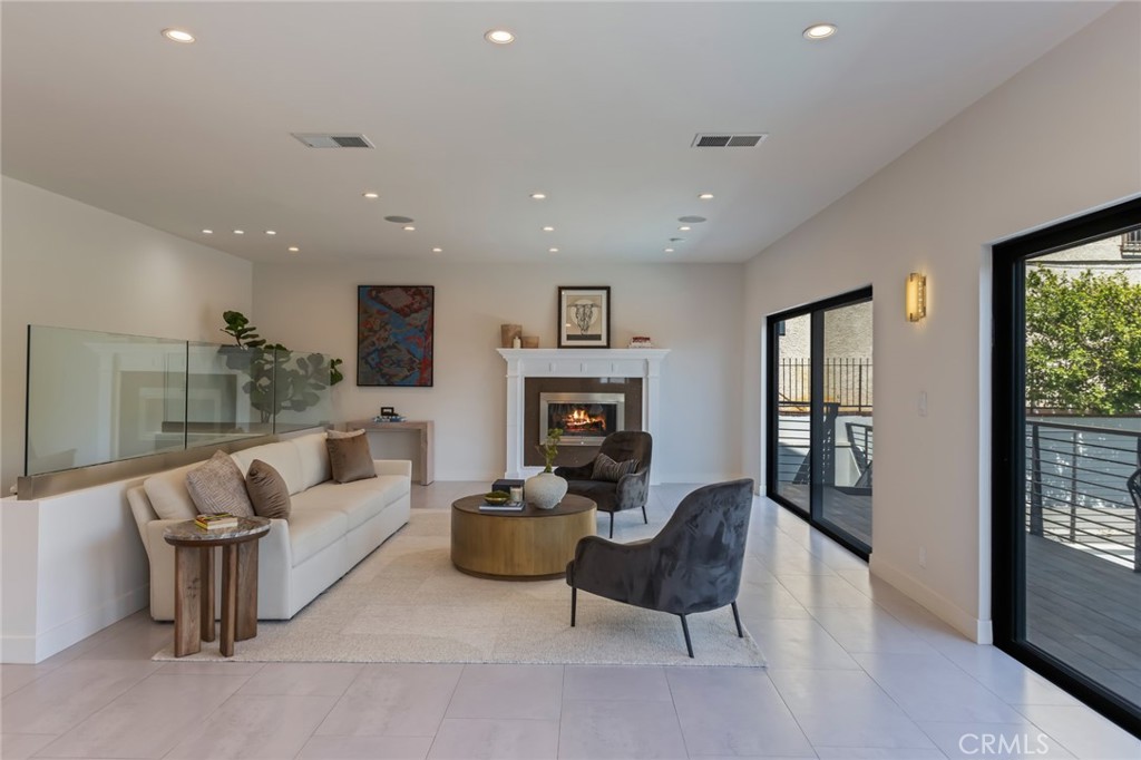 Glendale, California, 91207, United States, 4 Bedrooms Bedrooms, ,5 BathroomsBathrooms,Residential,For Sale,1934698
