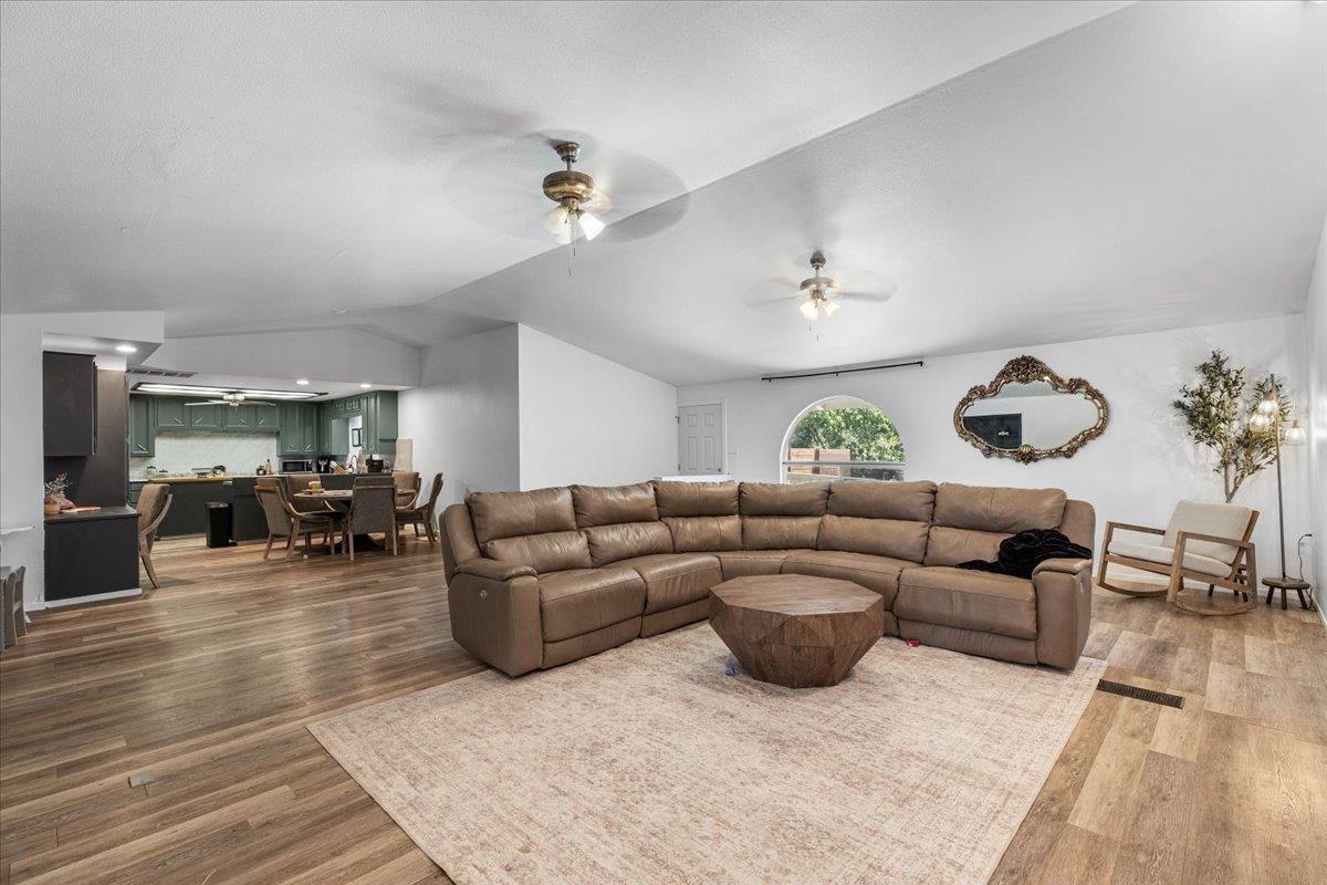 Escalon, California, 95320, United States, 6 Bedrooms Bedrooms, ,3 BathroomsBathrooms,Residential,For Sale,1977867