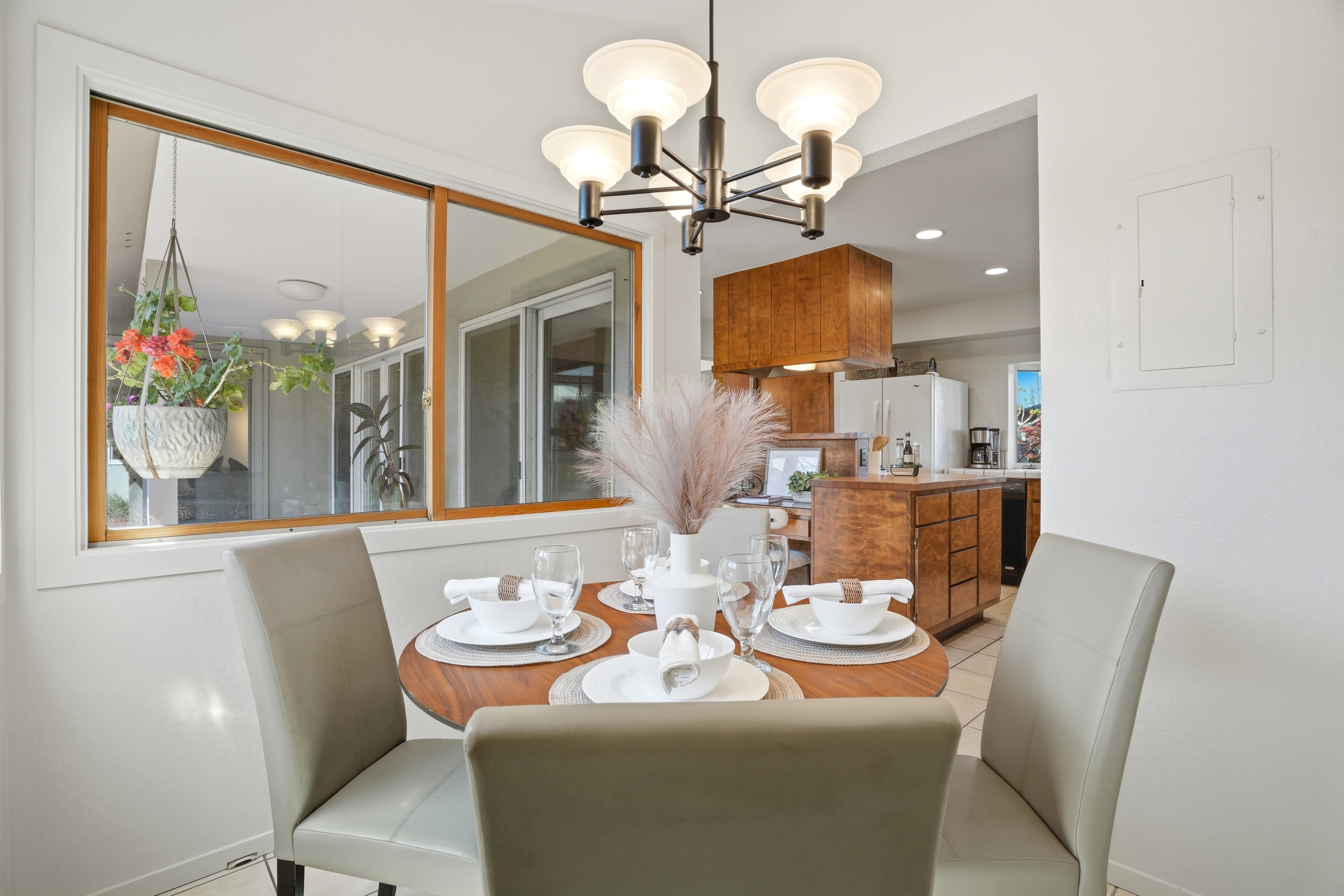  Single-Level Rancher in Coveted Neighborhood - 物件實景