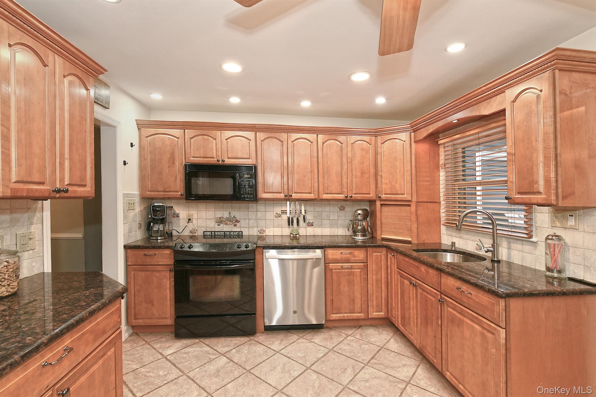 Hicksville, New York, 11801, United States, 3 Bedrooms Bedrooms, ,2 BathroomsBathrooms,Residential,For Sale,1986548