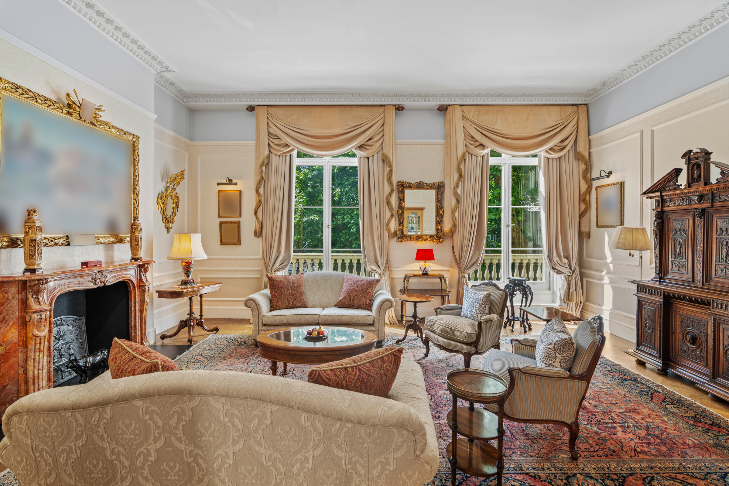  A South-Facing Apartment Overlooking Hyde Park Square