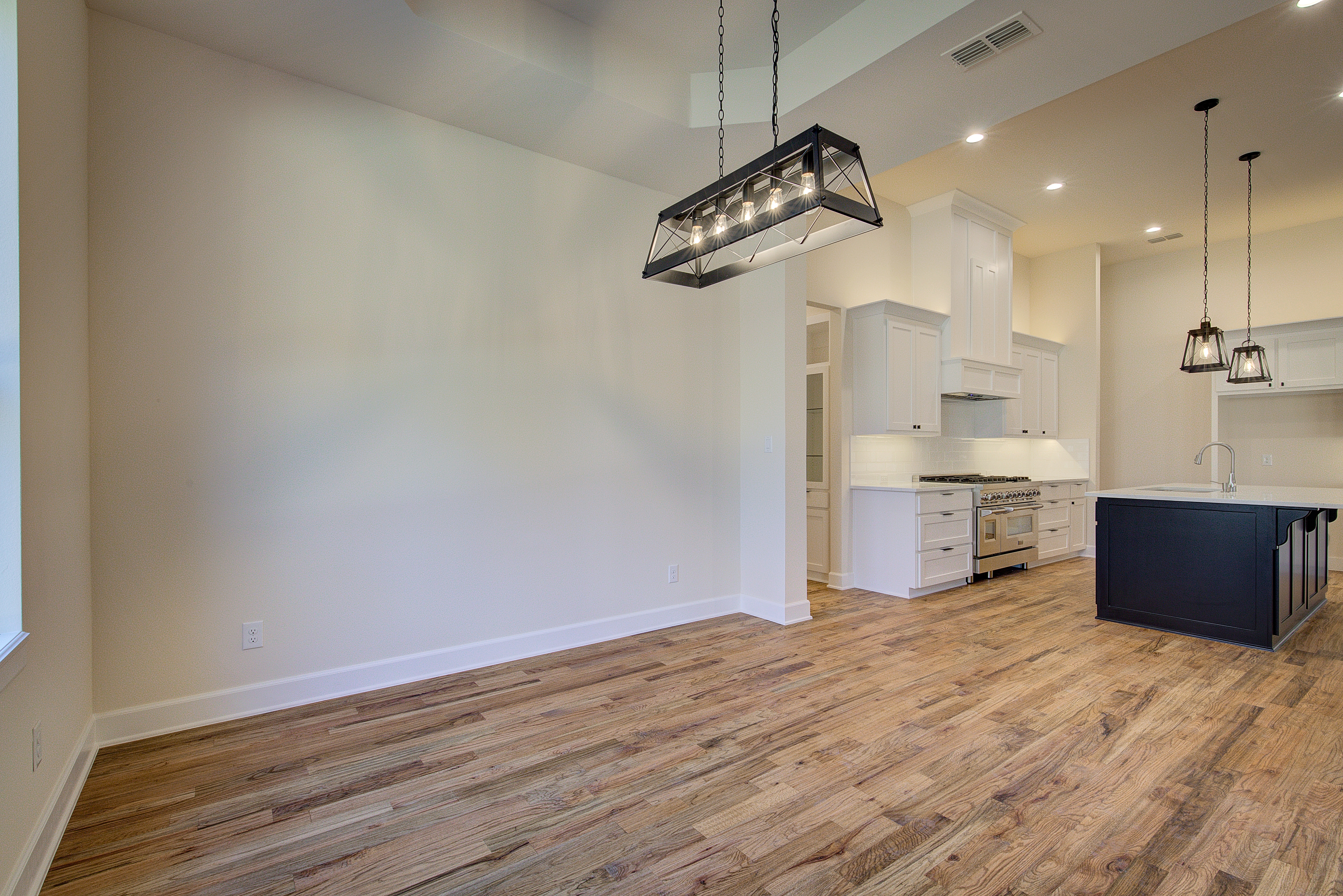 Mineola, Texas, 75773, United States, 4 Bedrooms Bedrooms, ,4 BathroomsBathrooms,Residential,For Sale,1981031