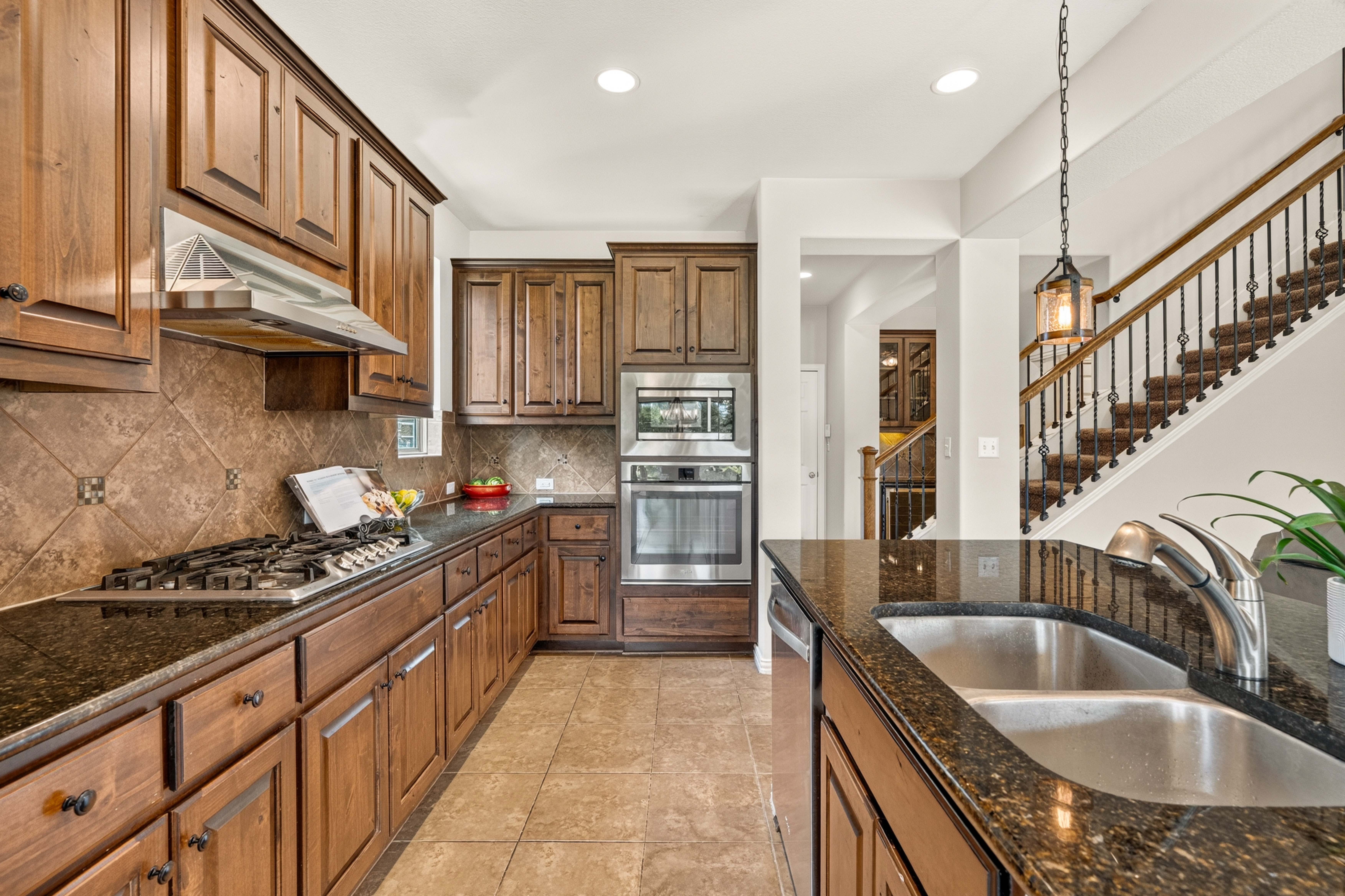  Masterfully Crafted Home in Belterra with Backyard Oasis - 物件實景