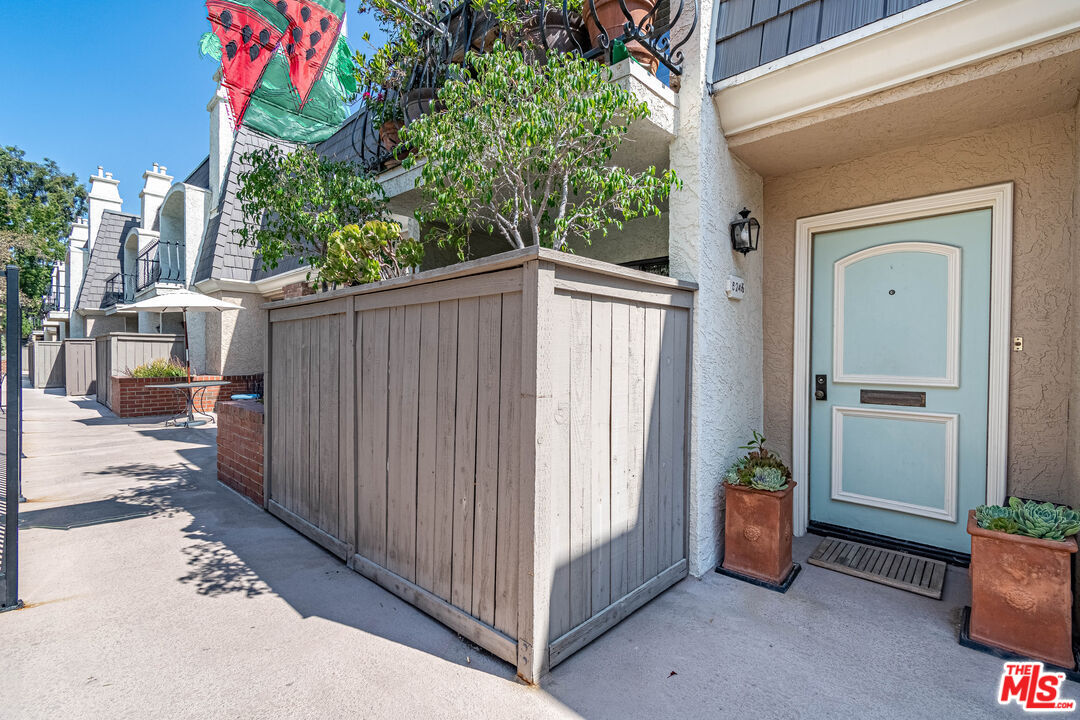 Los Angeles, California, 90004, United States, 2 Bedrooms Bedrooms, ,3 BathroomsBathrooms,Residential,For Sale,1940175