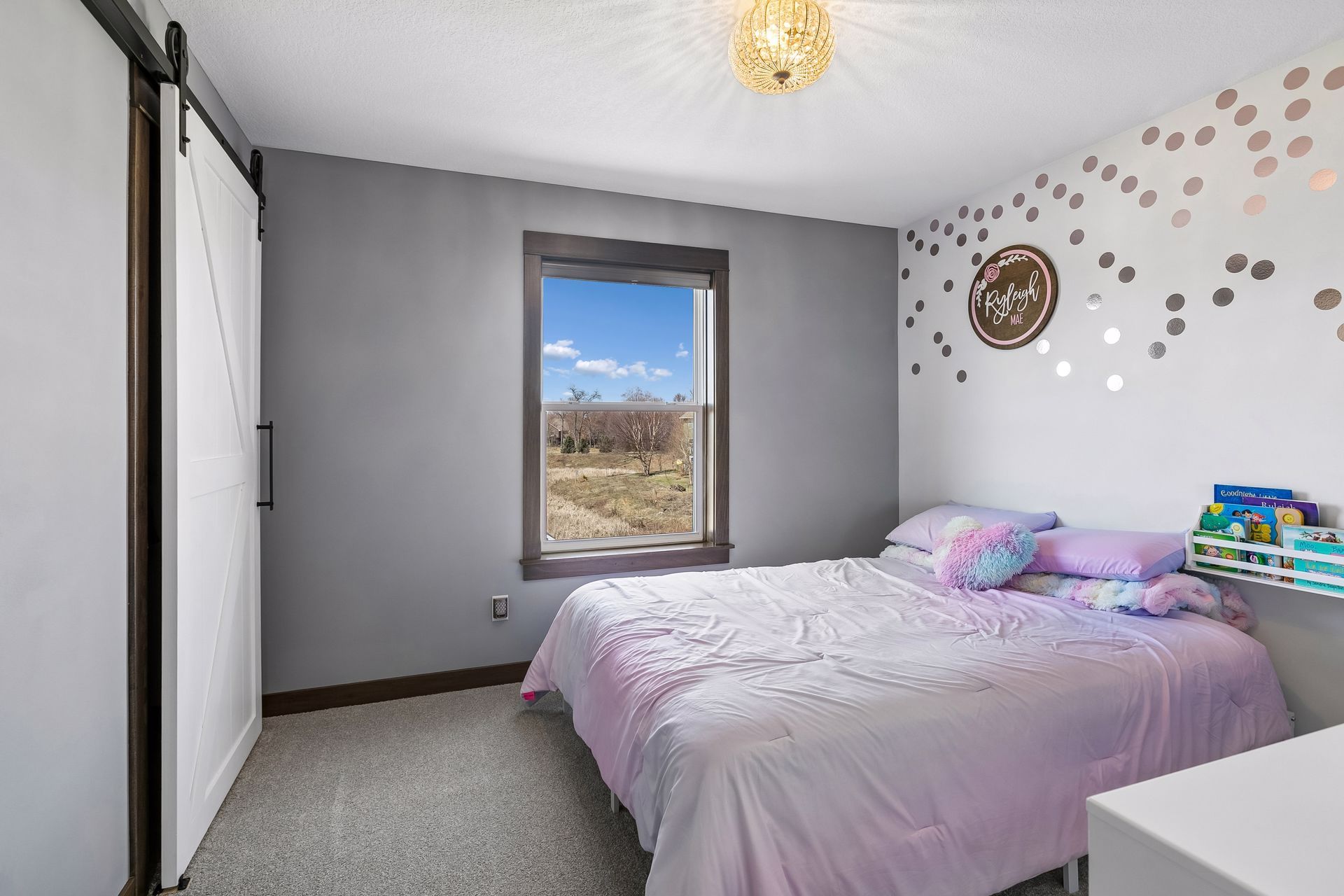  Elegant Living with Entertainer’s Lower Level - 物件實景