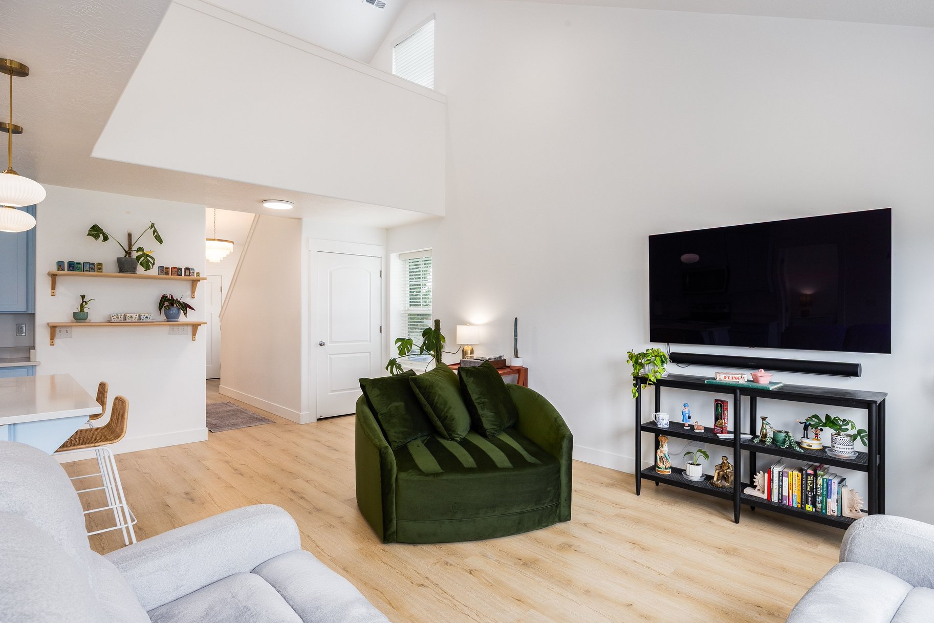  Meticulously Maintained End-Unit Townhome - 物件實景