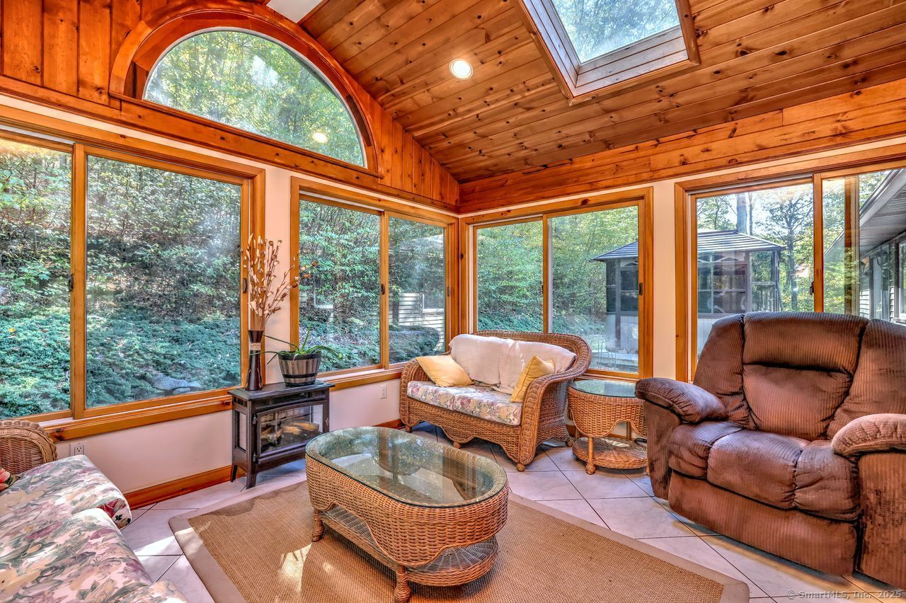 Woodbridge, Connecticut, 06525, United States, 3 Bedrooms Bedrooms, ,2 BathroomsBathrooms,Residential,For Sale,1989444