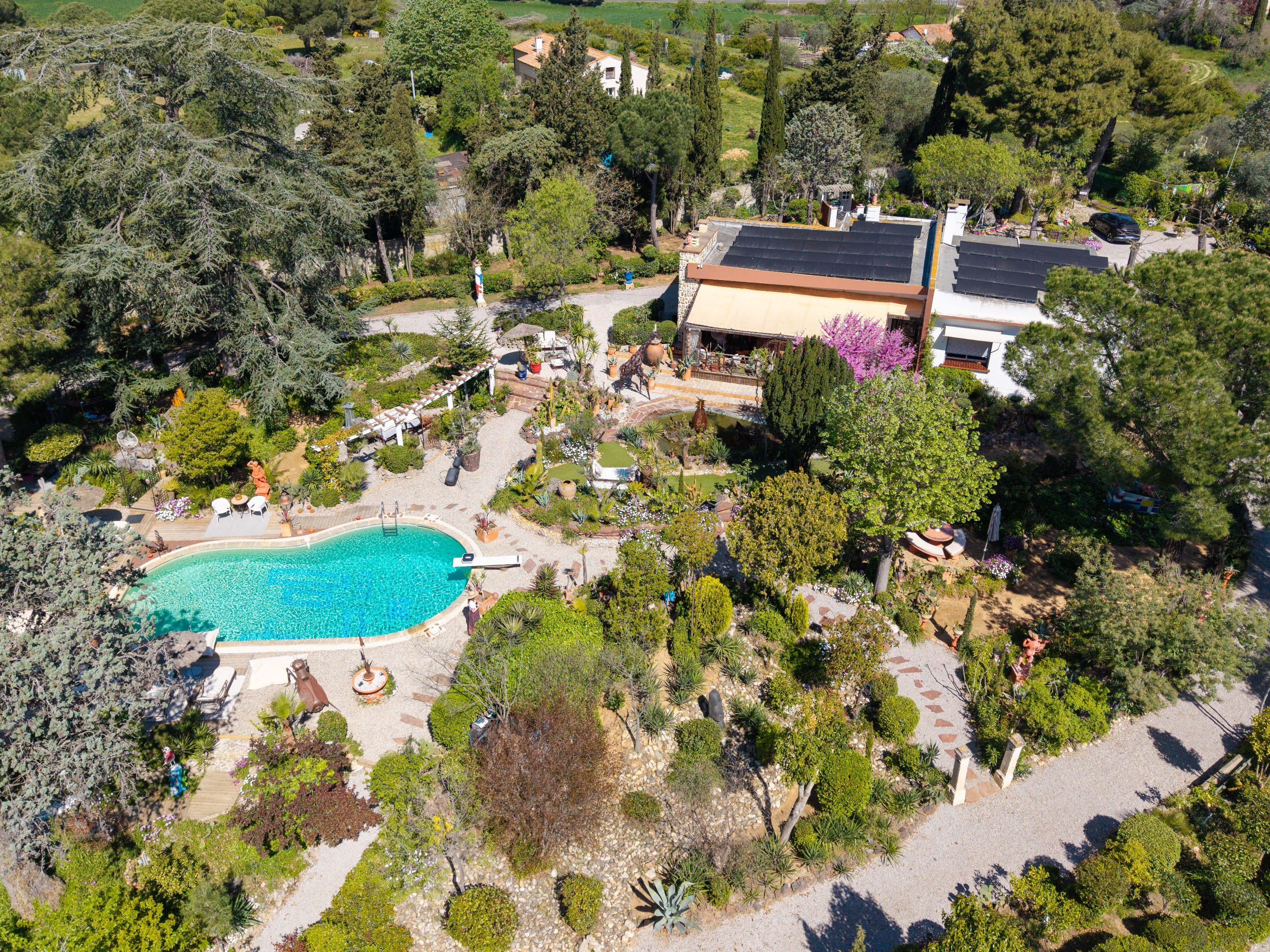  In an idyllic green setting, a unique and welcoming property... - 物件實景
