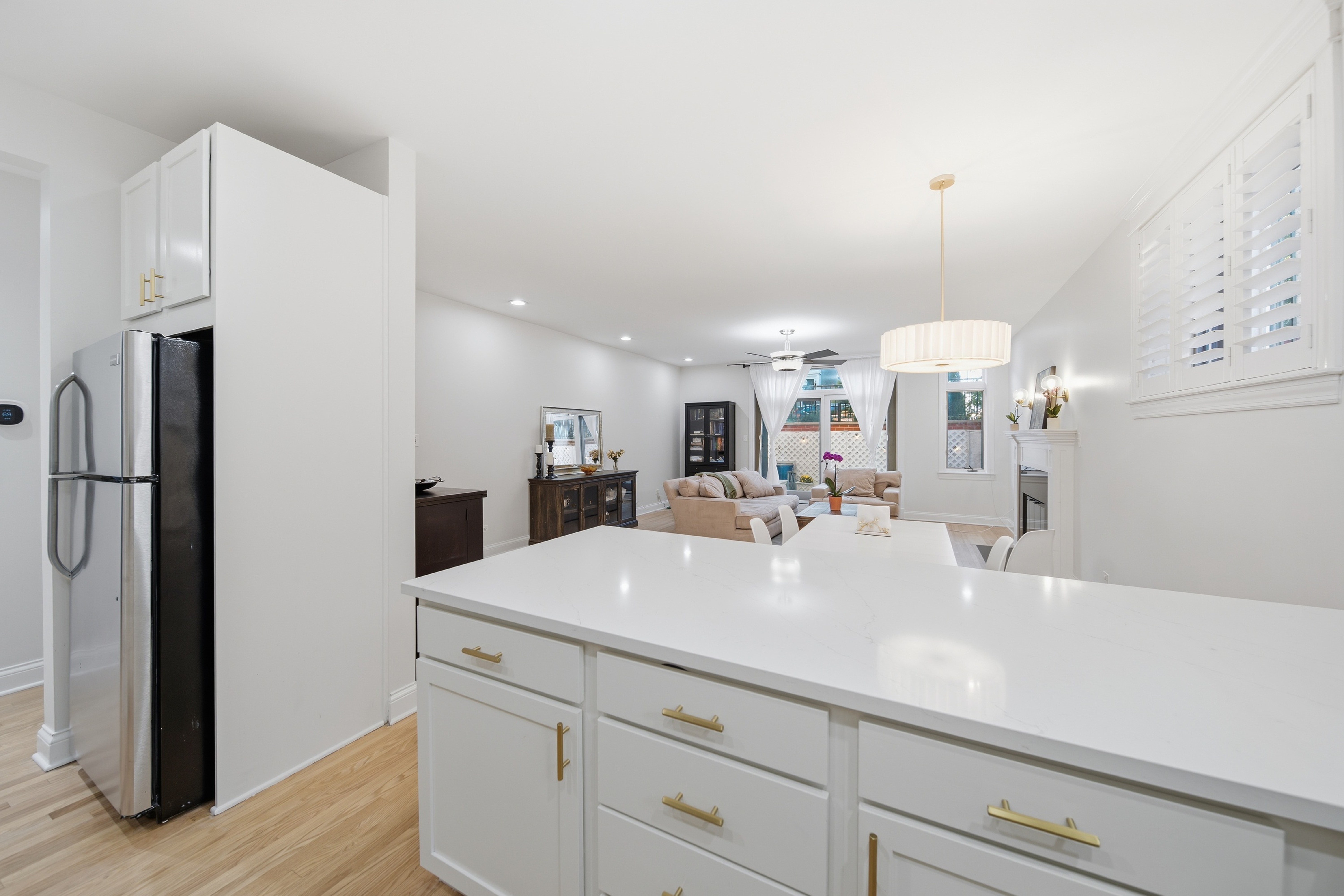  Condo Set on a Beautiful Tree-lined, One-way Street in the Heart of Lakeview - 物件實景