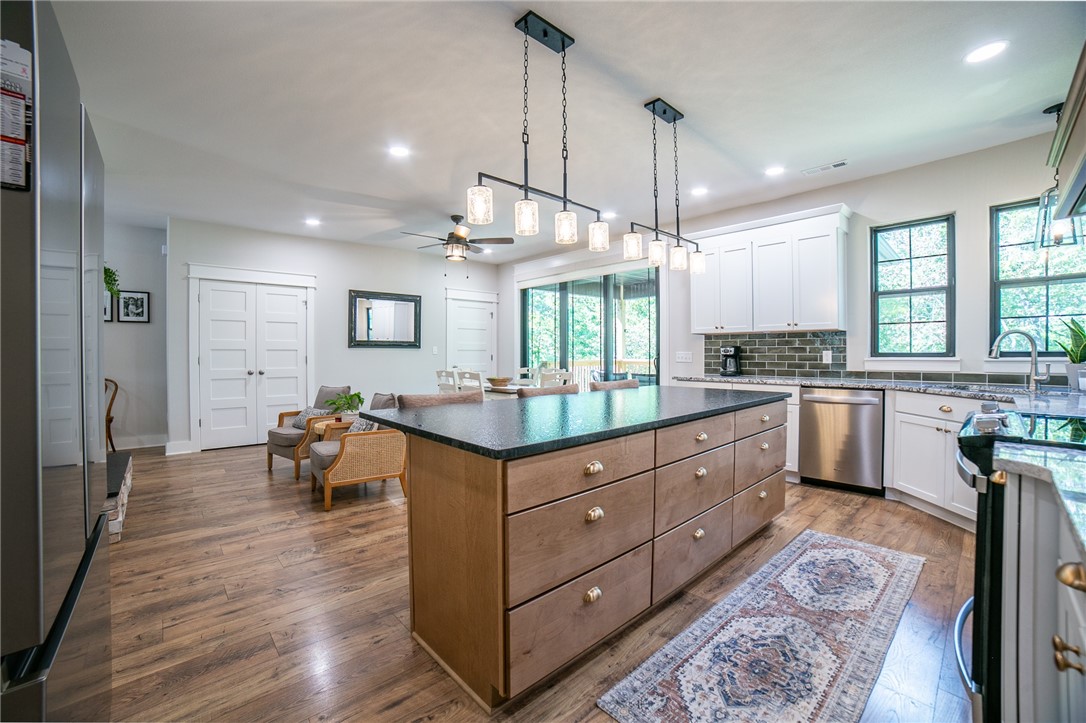 Bella Vista, Arkansas, 72714, United States, 3 Bedrooms Bedrooms, ,3 BathroomsBathrooms,Residential,For Sale,1959156