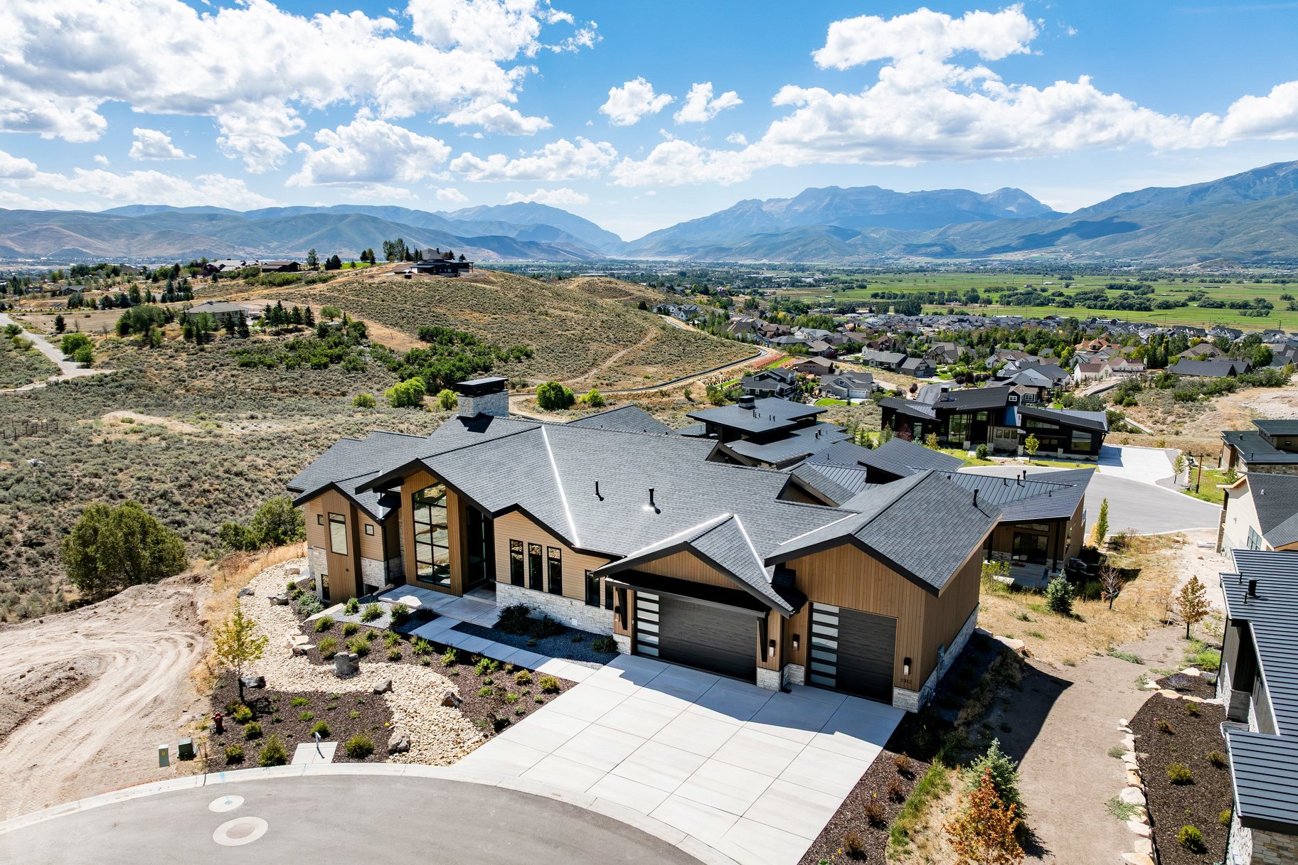  Upgraded Luxury Living with Panoramic Mountain Views - 物件實景