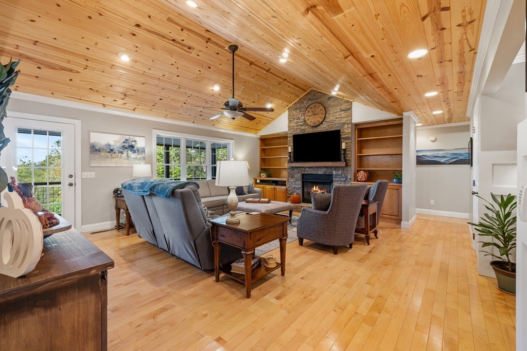 Hayesville, North Carolina, 28904, United States, 3 Bedrooms Bedrooms, ,4 BathroomsBathrooms,Residential,For Sale,1974136