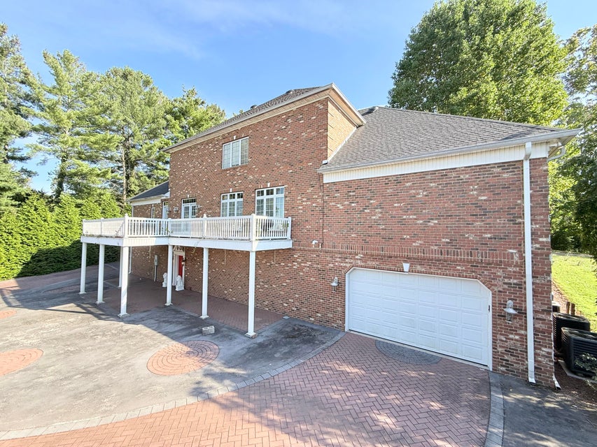 Somerset, Kentucky, 42501, United States, 5 Bedrooms Bedrooms, ,5 BathroomsBathrooms,Residential,For Sale,1975383