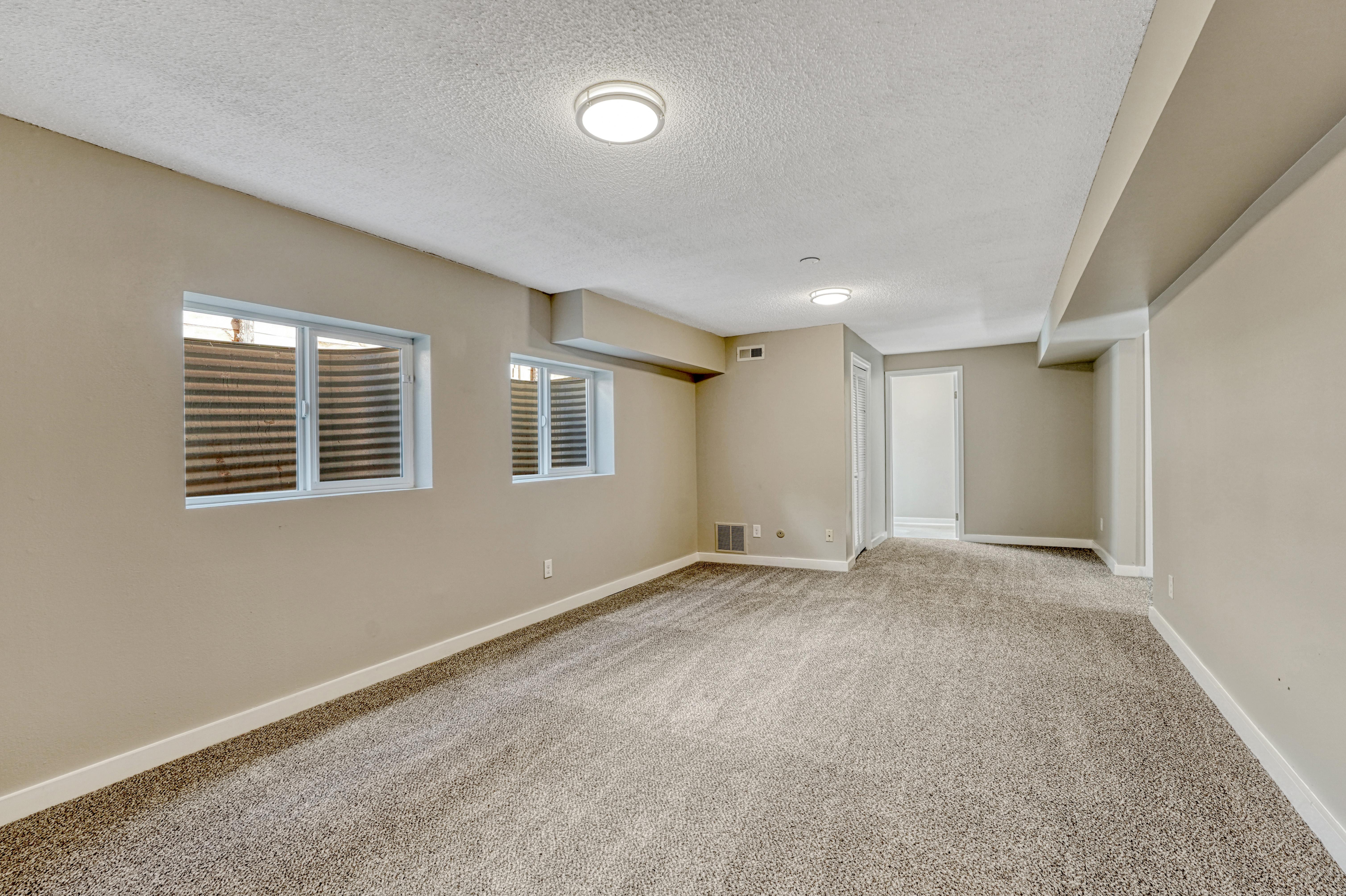  Welcome to This Beautifully Updated Home in Calvert Heights - 物件實景
