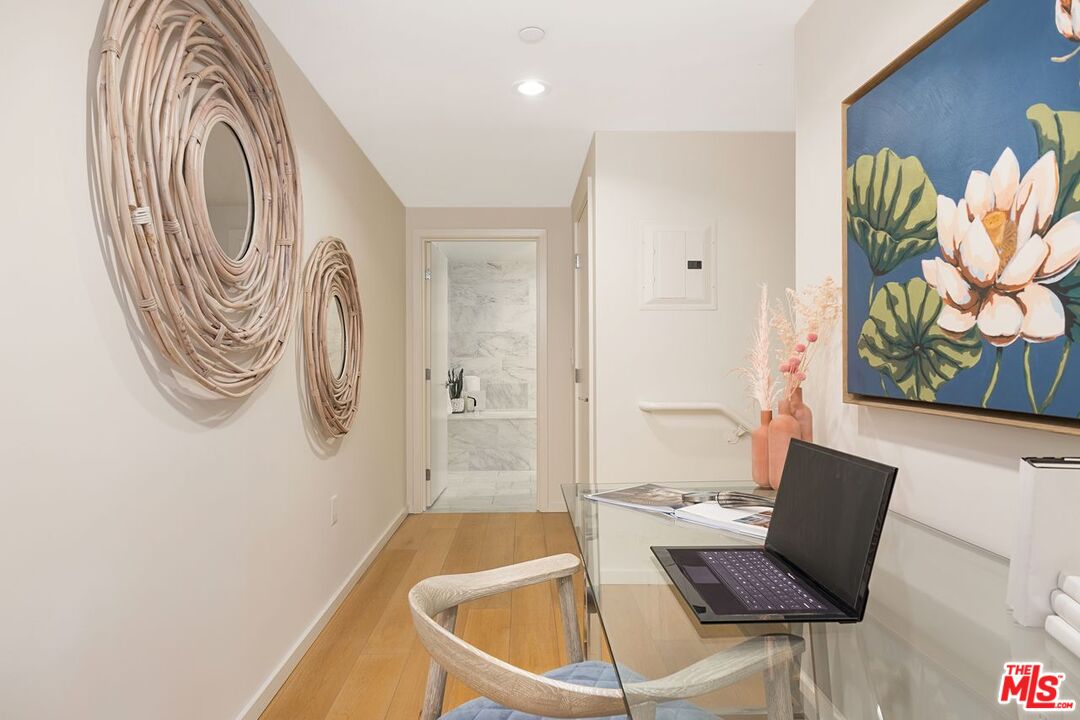 Santa Monica, California, 90401, United States, 2 Bedrooms Bedrooms, ,2 BathroomsBathrooms,Residential,For Sale,2001911