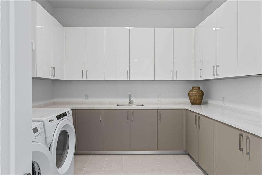 Atlanta, Georgia, 30305, United States, 2 Bedrooms Bedrooms, ,3 BathroomsBathrooms,Residential,For Sale,1979191