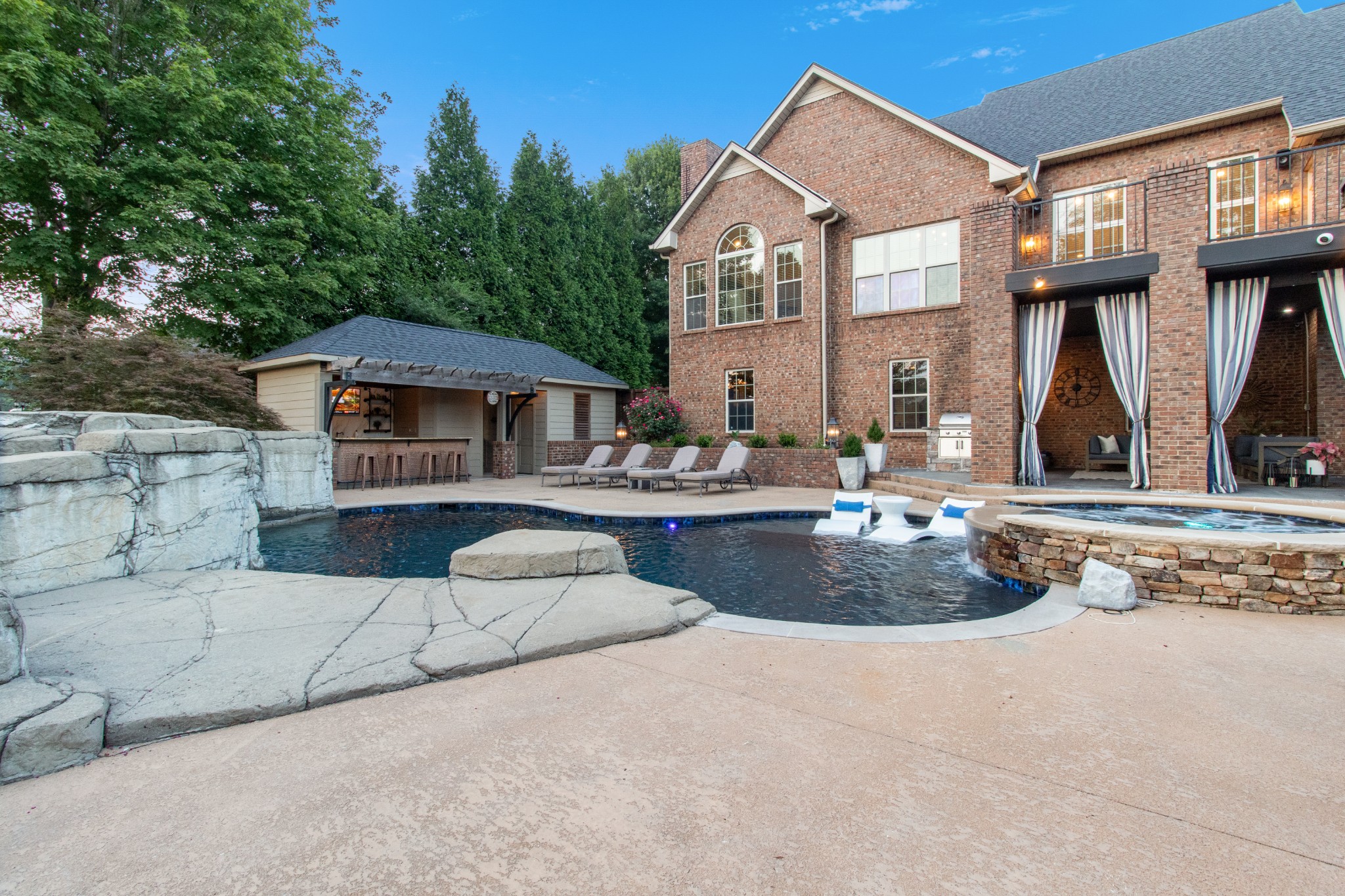 Clarksville, Tennessee, 37043, United States, 4 Bedrooms Bedrooms, ,5 BathroomsBathrooms,Residential,For Sale,1825421