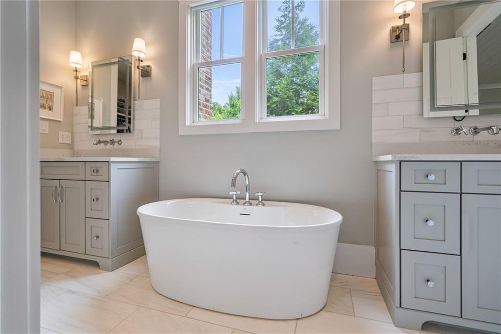 Canton, Georgia, 30115, United States, 5 Bedrooms Bedrooms, ,5 BathroomsBathrooms,Residential,For Sale,1878589