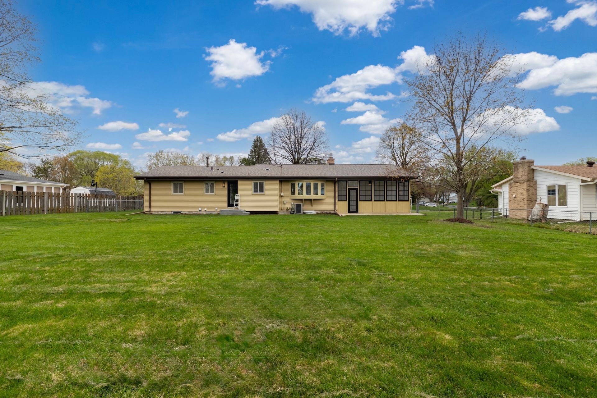  Turnkey Mid-Century Near Brookside Park - 物件實景
