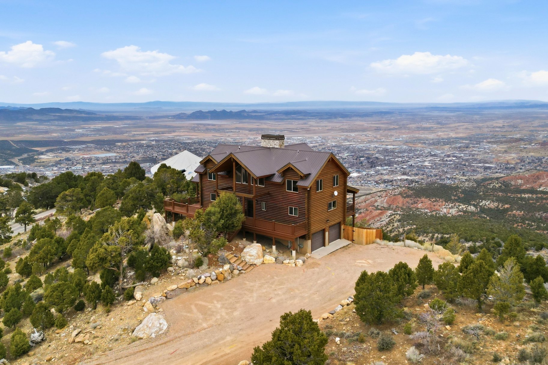  Renovated Log Cabin in Cedar Highlands with Wraparound Deck & Mountain Views - 物件實景