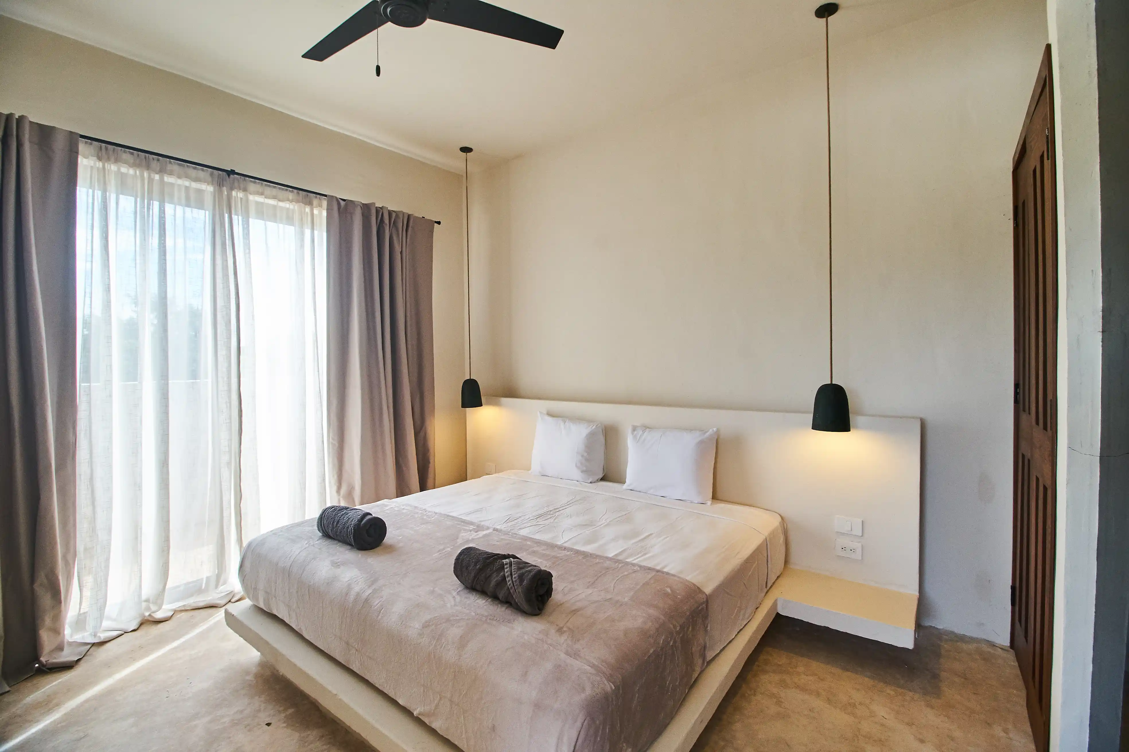  Turnkey Investment: 13-Unit Complex at Market Price - 物件實景