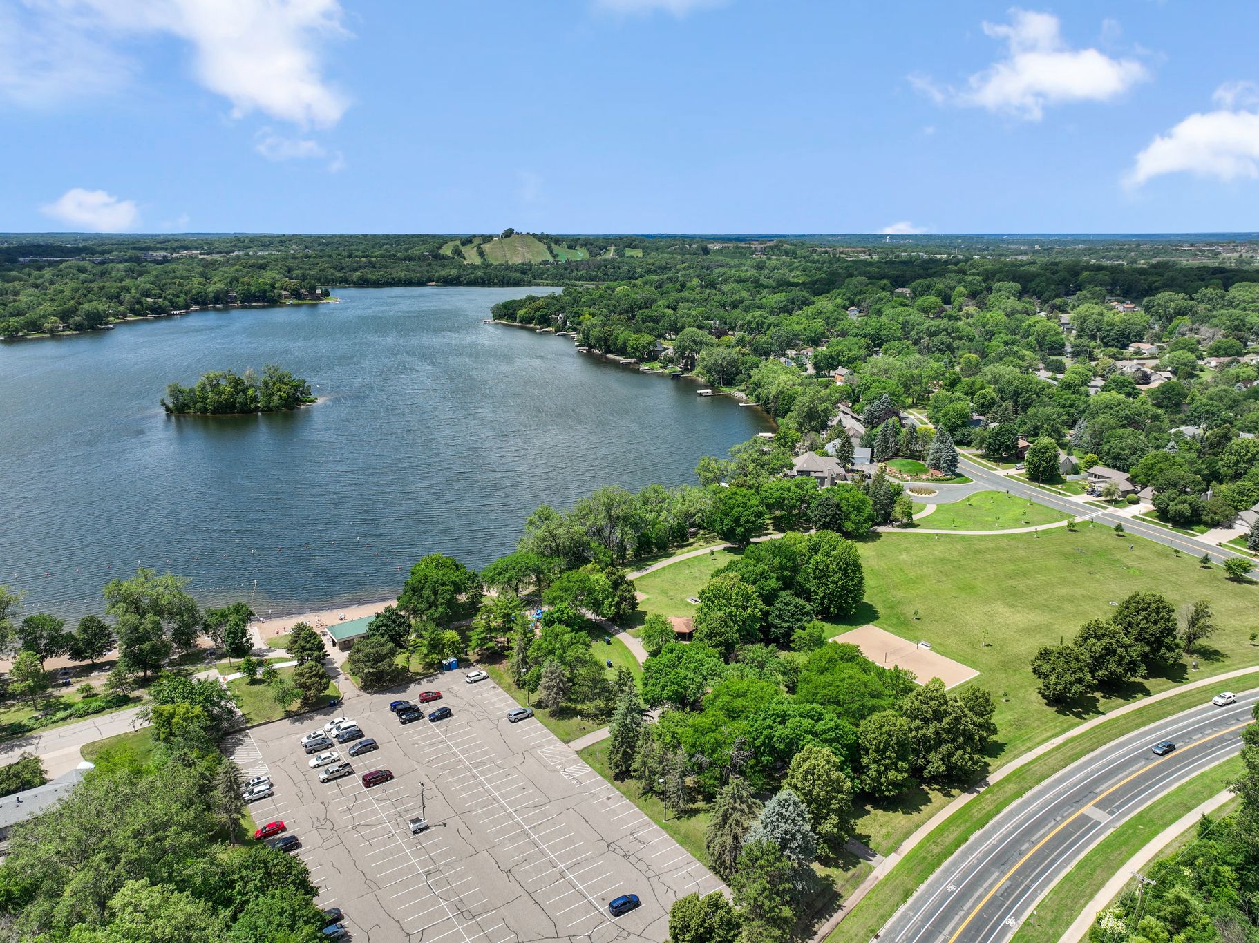  Exceptional Crystal Lake Retreat with Expansive Lakefront Living - 物件實景