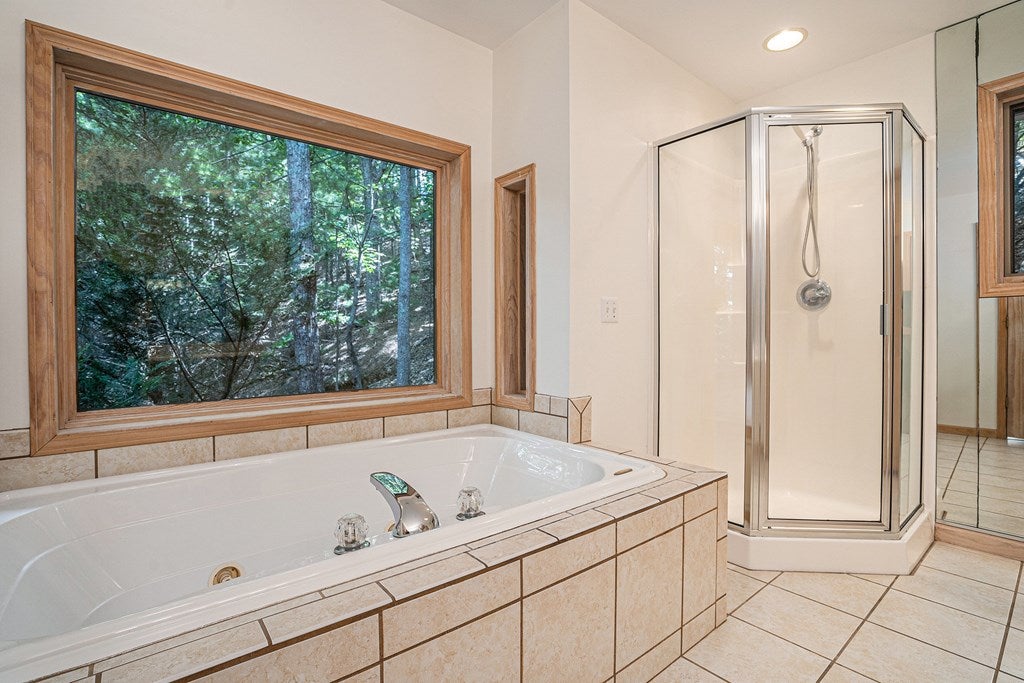 Ellijay, Georgia, 30536, United States, 4 Bedrooms Bedrooms, ,4 BathroomsBathrooms,Residential,For Sale,1888522