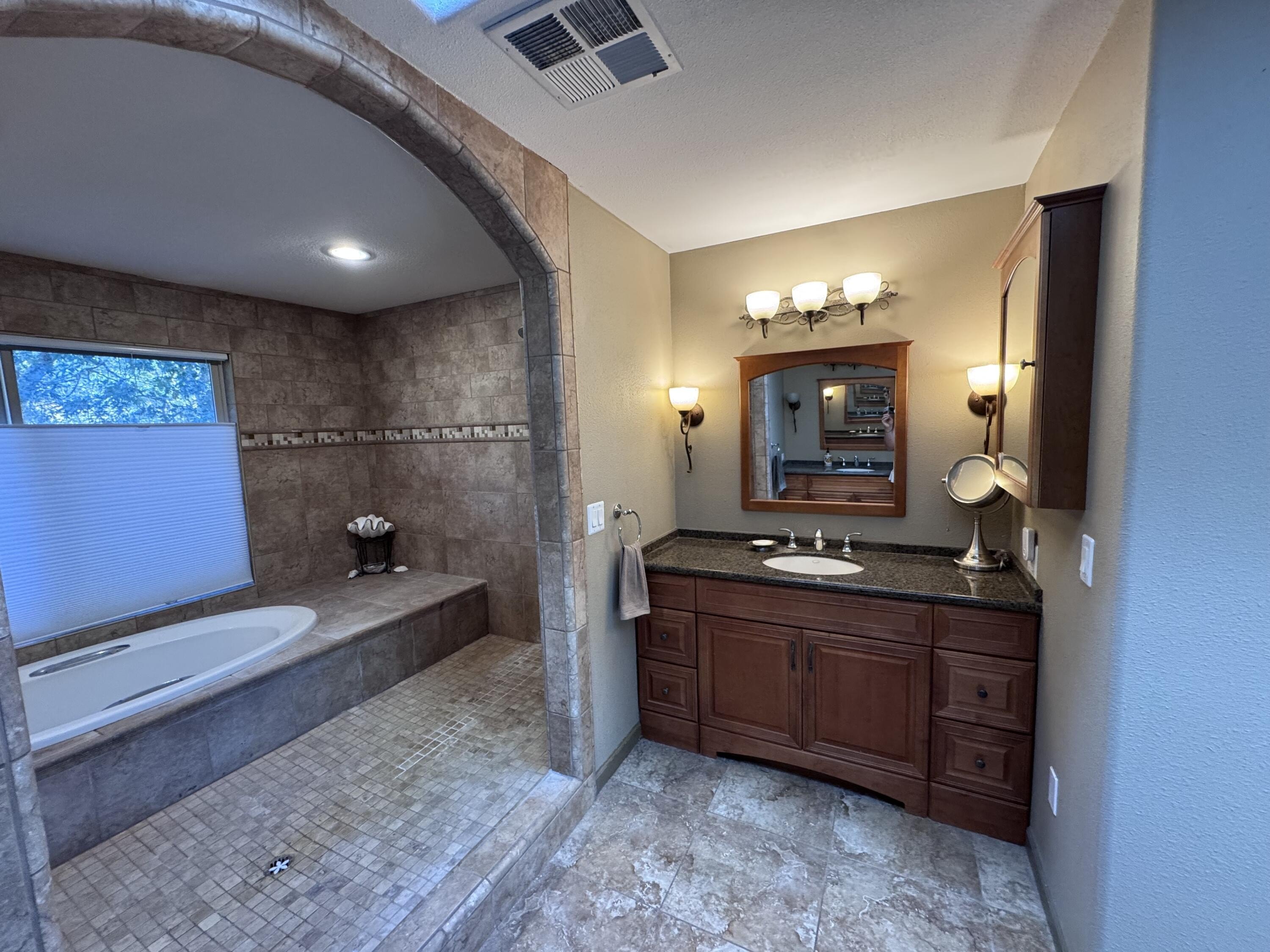 Rogue River, Oregon, 97537, United States, 3 Bedrooms Bedrooms, ,4 BathroomsBathrooms,Residential,For Sale,1982617