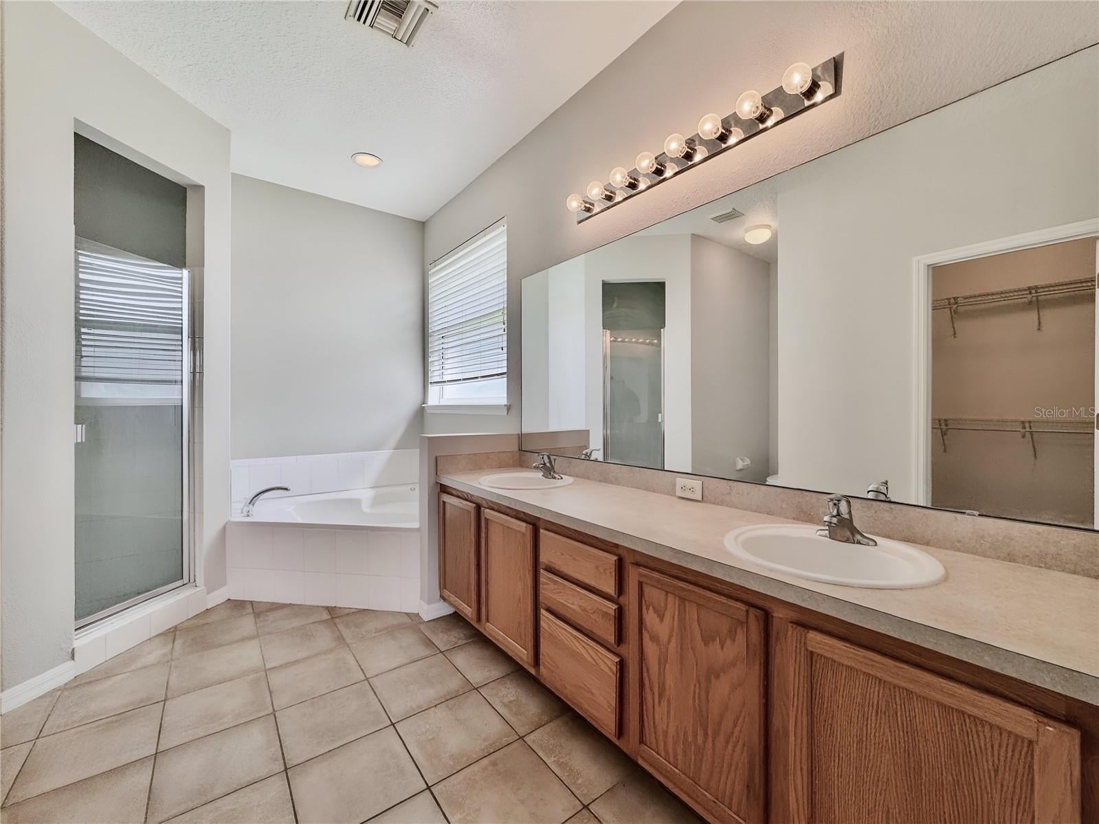 WINTER GARDEN, Florida, 34787, United States, 5 Bedrooms Bedrooms, ,3 BathroomsBathrooms,Residential,For Sale,1974111