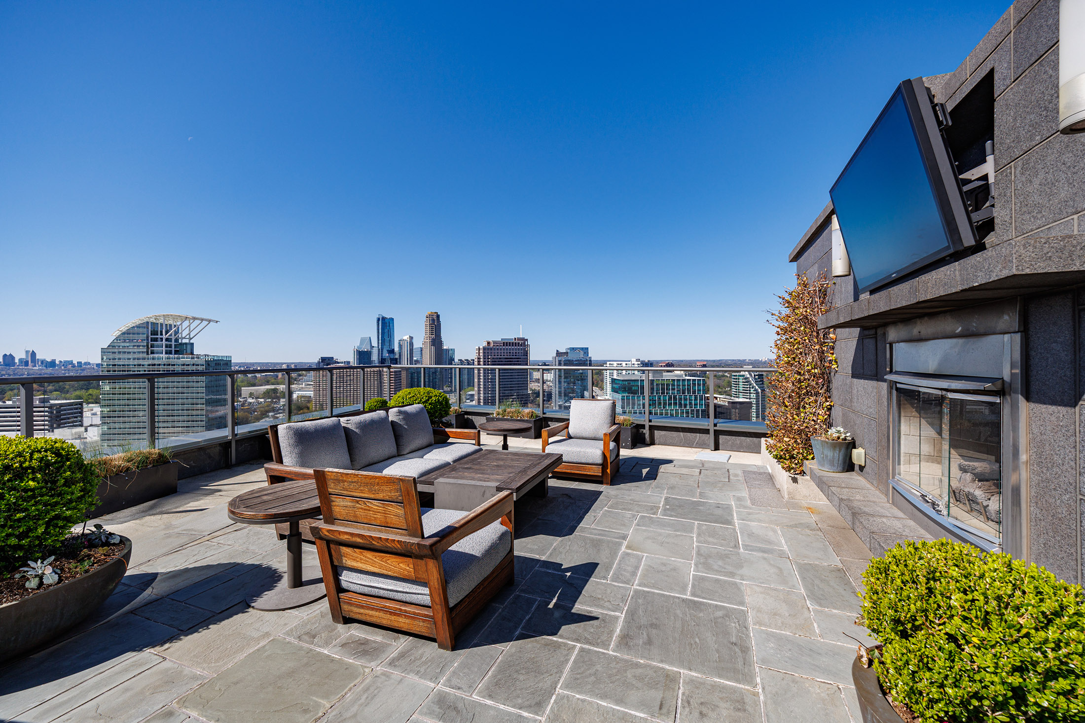  Exceptional One Bedroom Corner Residence with Sweeping Skyline Views - 物件實景
