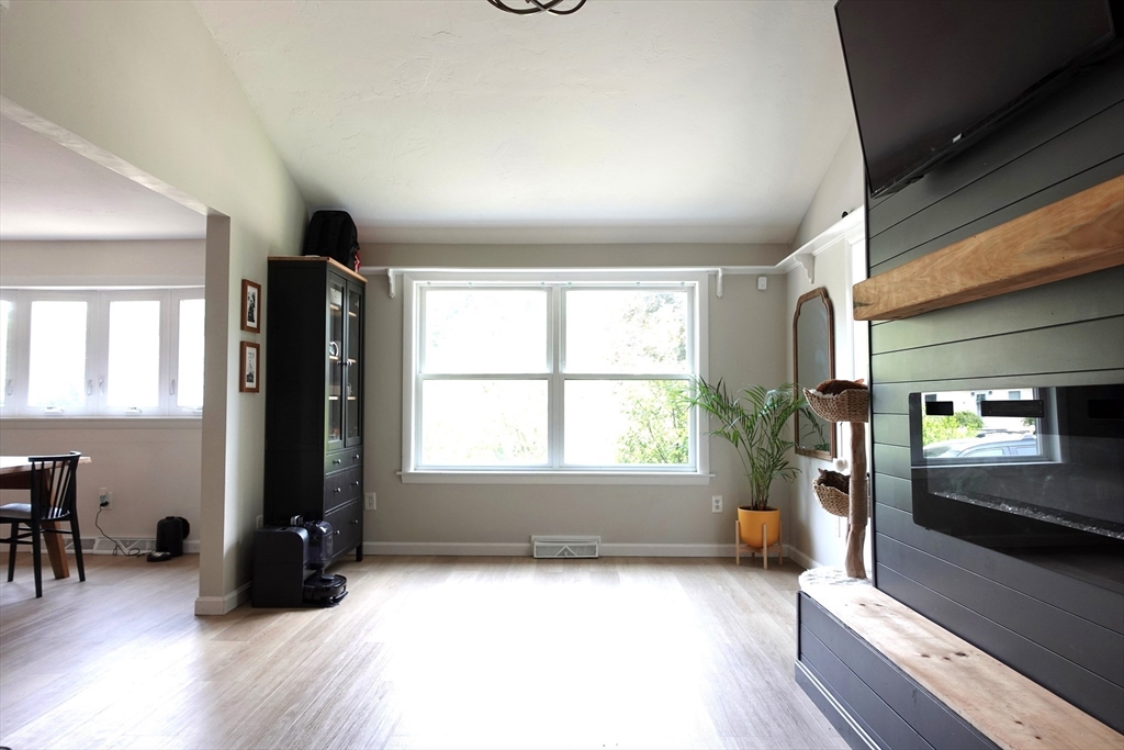 Franklin, Massachusetts, 02038, United States, 3 Bedrooms Bedrooms, ,1 BathroomBathrooms,Residential,For Sale,1972596