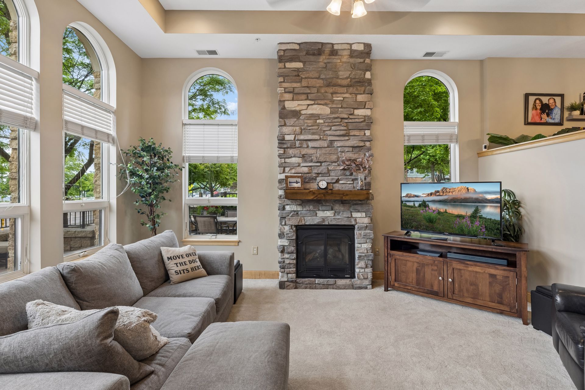  Timeless Brownstone Living in the Heart of Stillwater - 物件實景