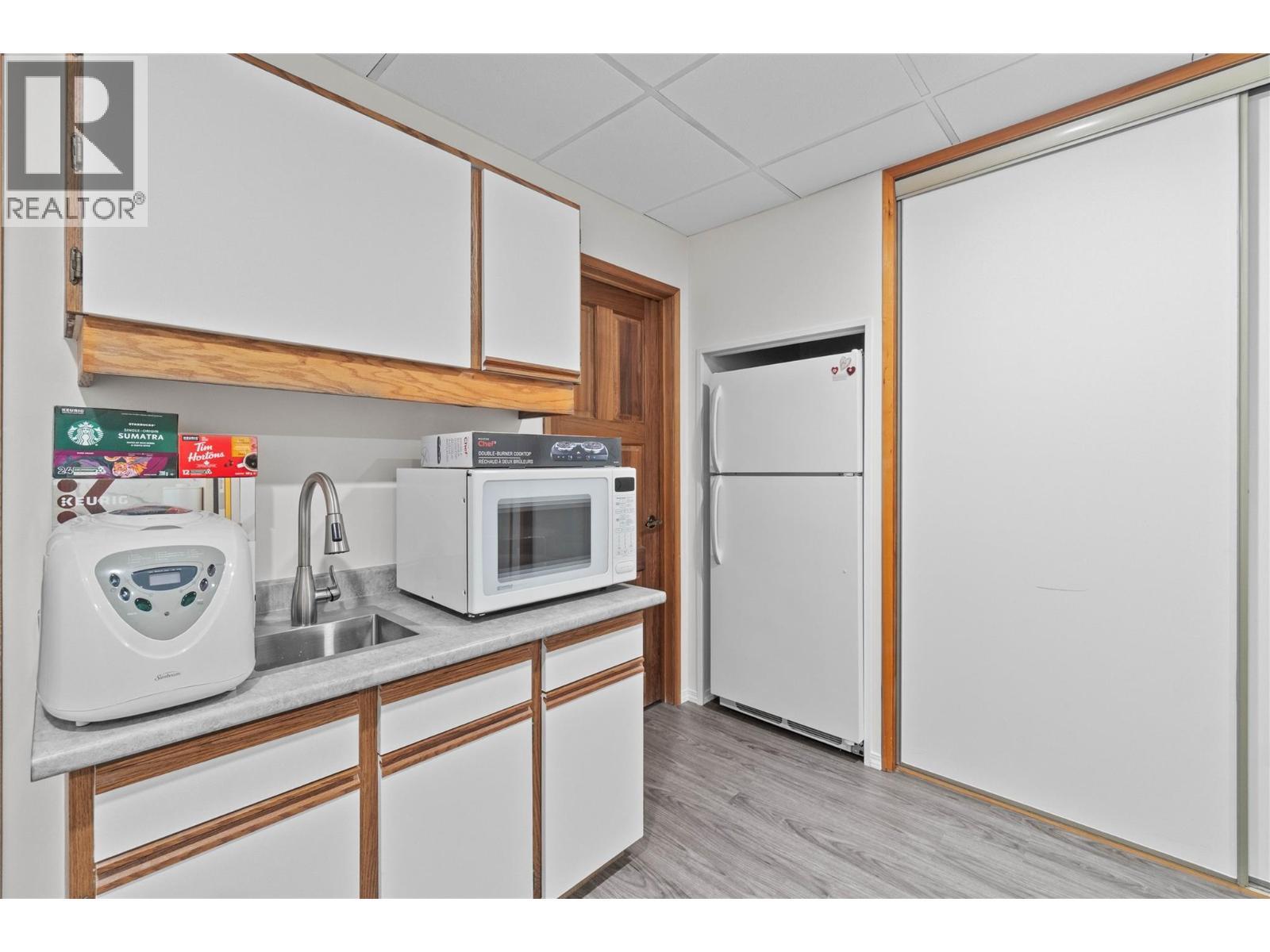 BLIND BAY, British Columbia, V0E 2W2, CA, 4 Bedrooms Bedrooms, ,3 BathroomsBathrooms,Residential,For Sale,1948016