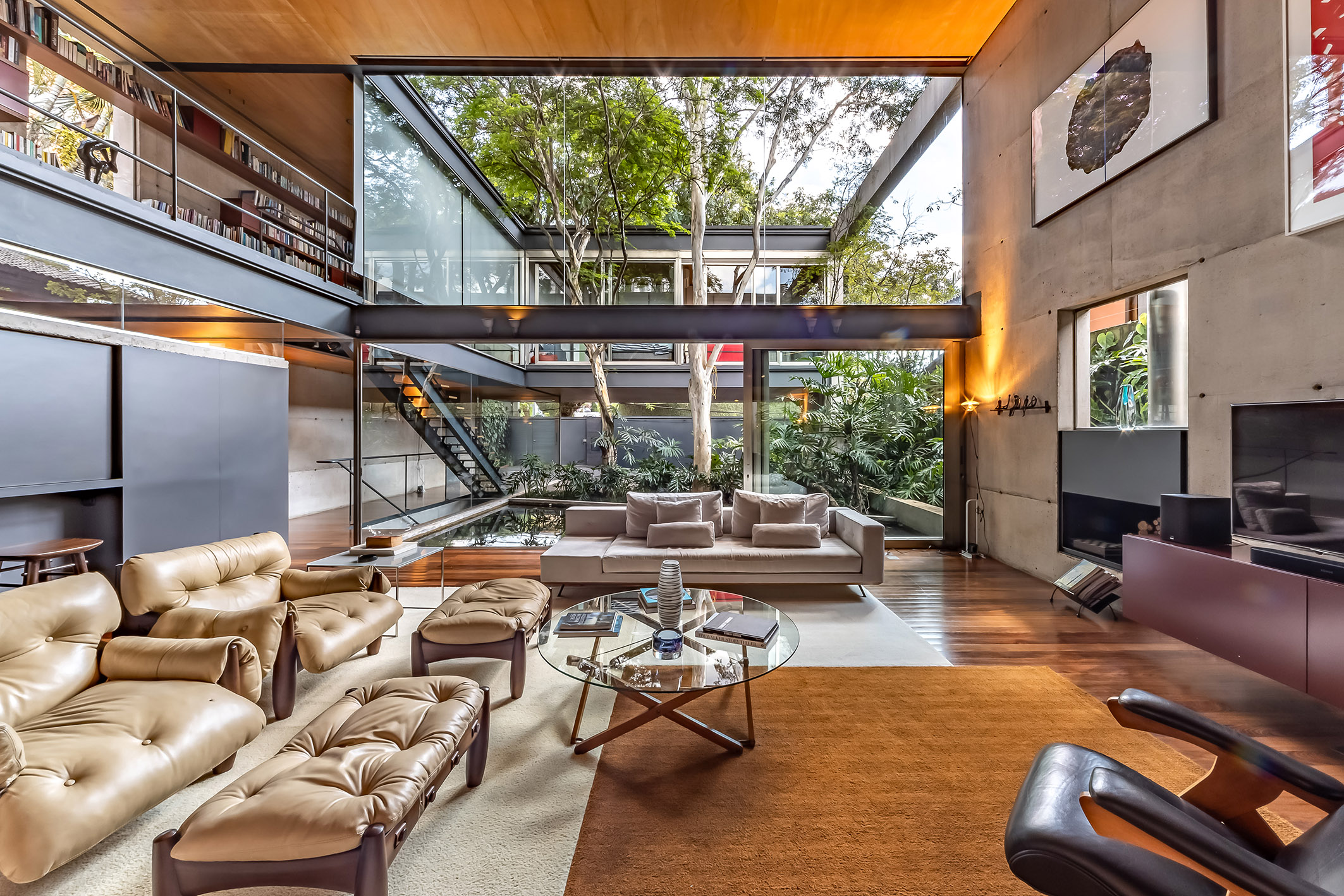  Contemporary home with open layout and outdoor living surrounded by greenery - 物件實景