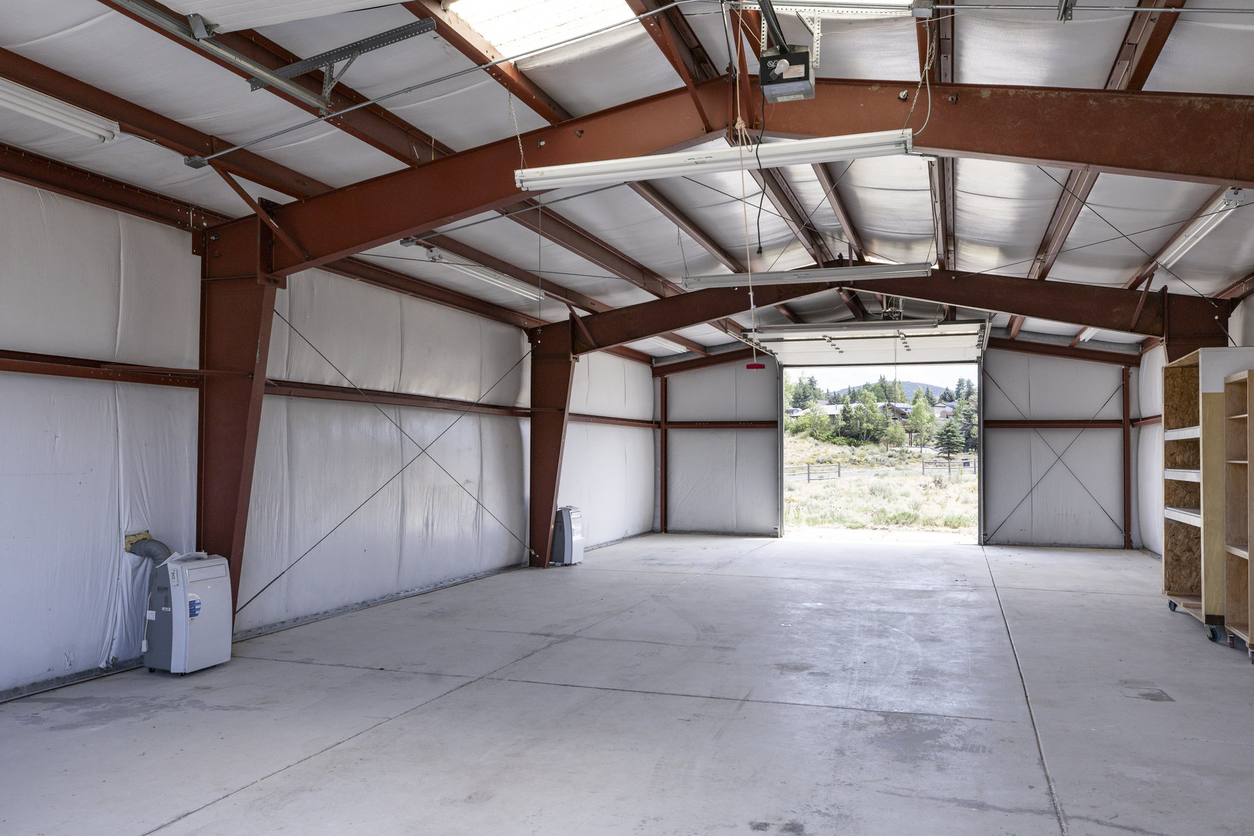  2 Acres  1,800 SF Barn  Minimal HOA  Park City School District — Bring Your V - 物件實景