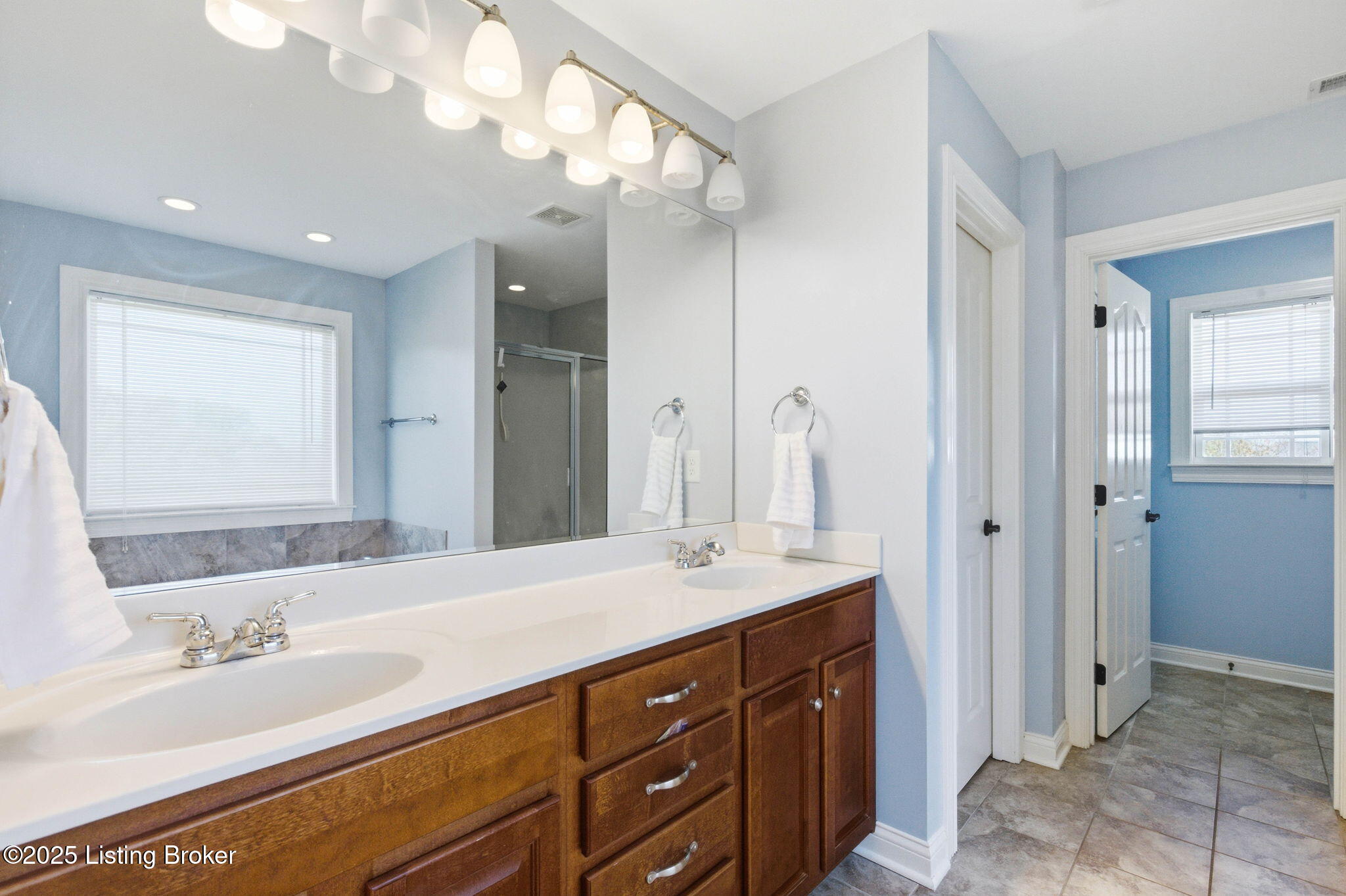 La Grange, Kentucky, 40031, United States, 5 Bedrooms Bedrooms, ,4 BathroomsBathrooms,Residential,For Sale,1971685