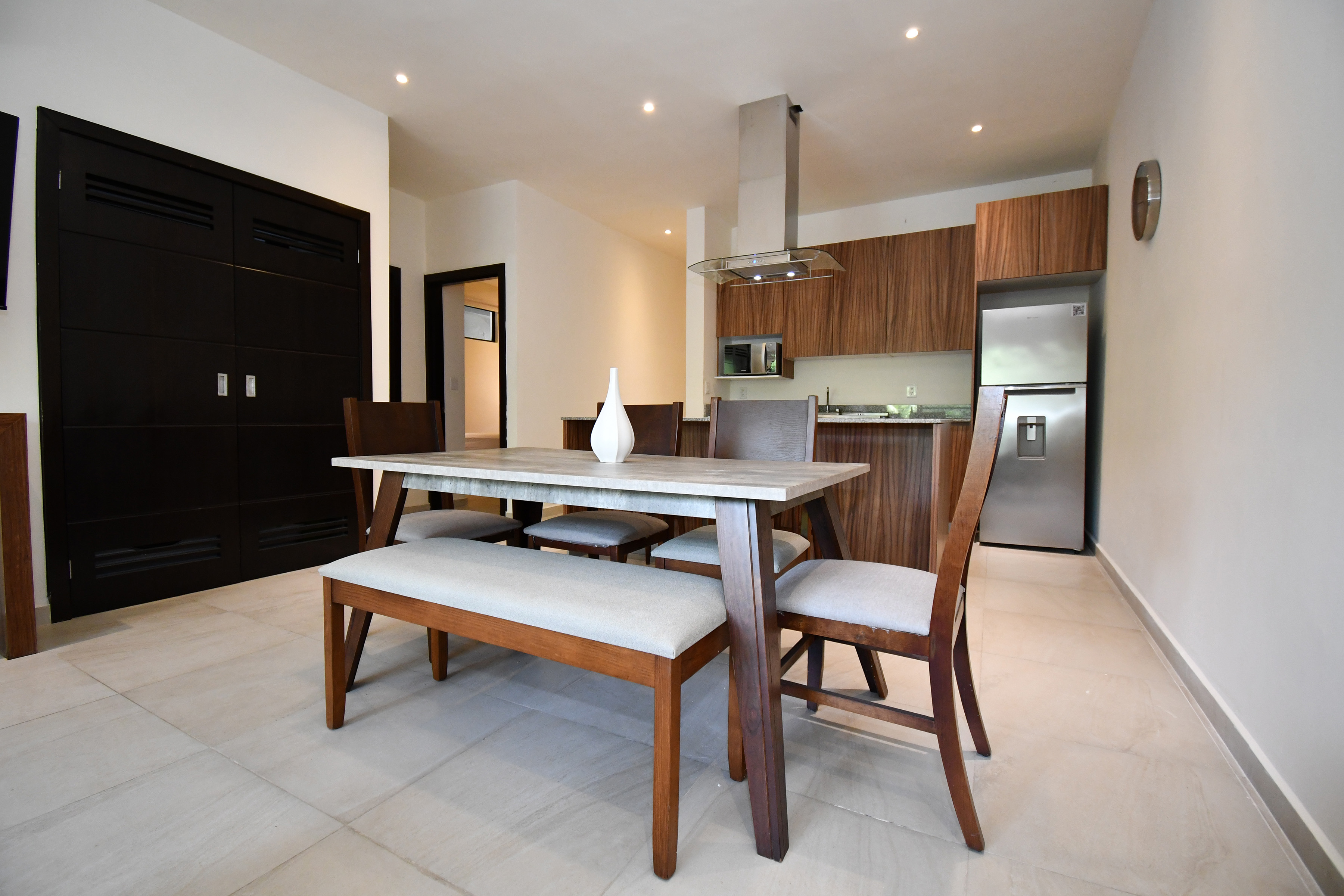  Spacious Three-Bedroom Condominium - 物件實景