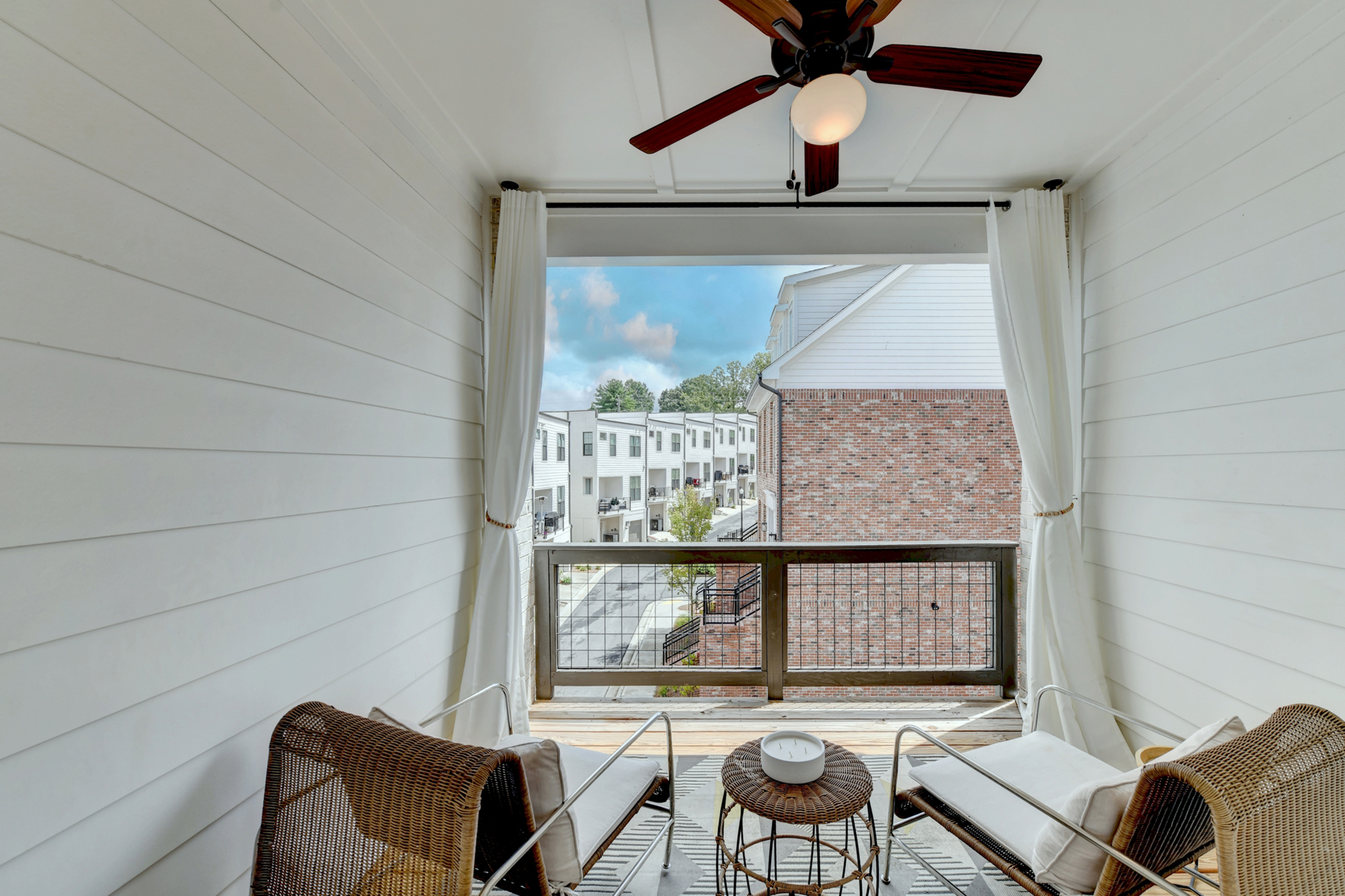  Welcome Home to this Magnificent Three-Story Townhome - 物件實景