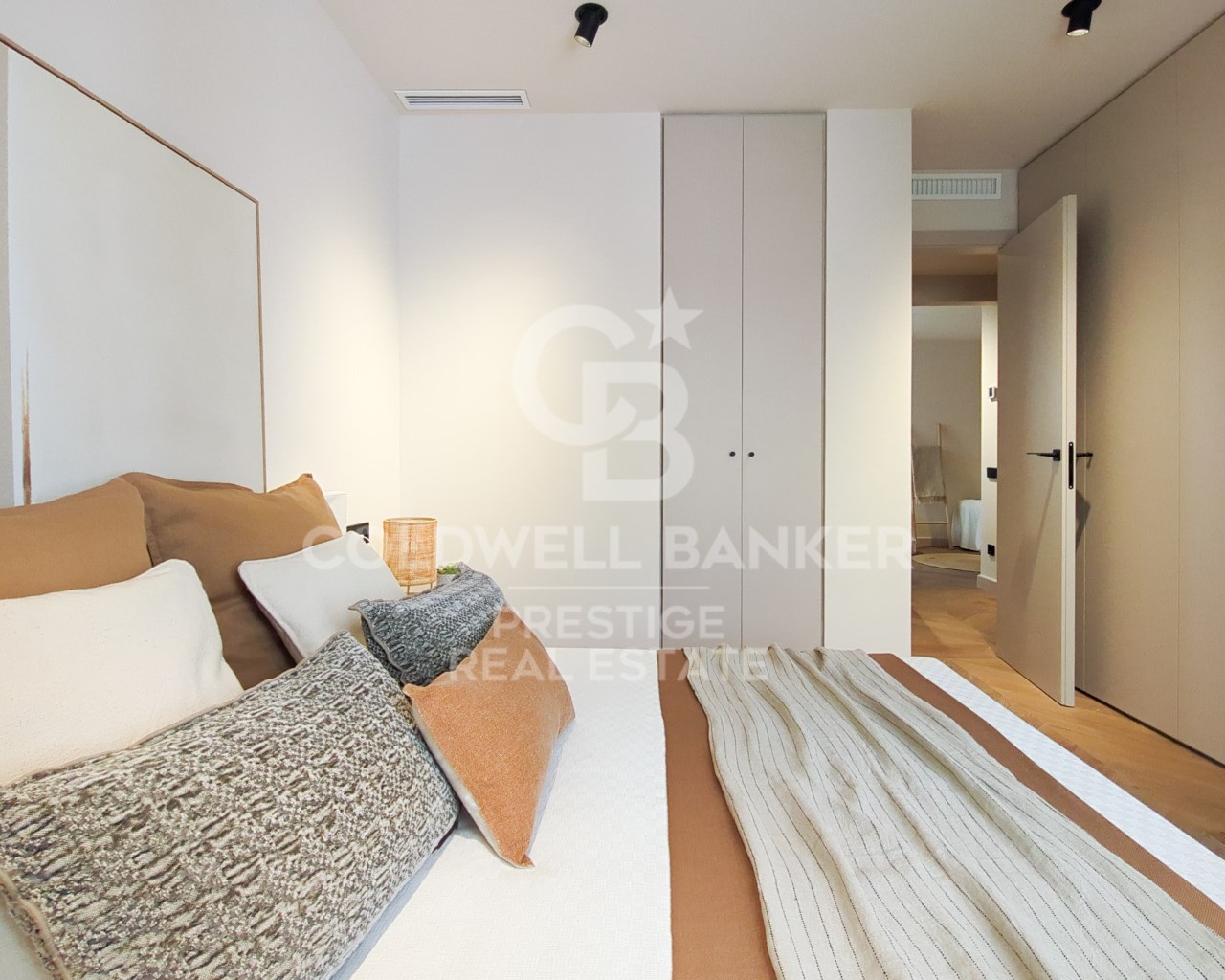 Barcelona, Catalonia, ES, 4 Bedrooms Bedrooms, ,3 BathroomsBathrooms,Residential,For Sale,1805126