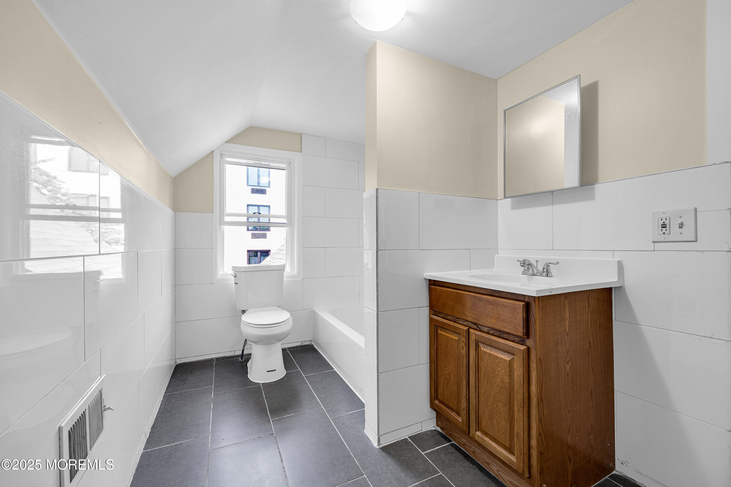 Newark, New Jersey, 07107, United States, 6 Bedrooms Bedrooms, ,3 BathroomsBathrooms,Residential,For Sale,1937916
