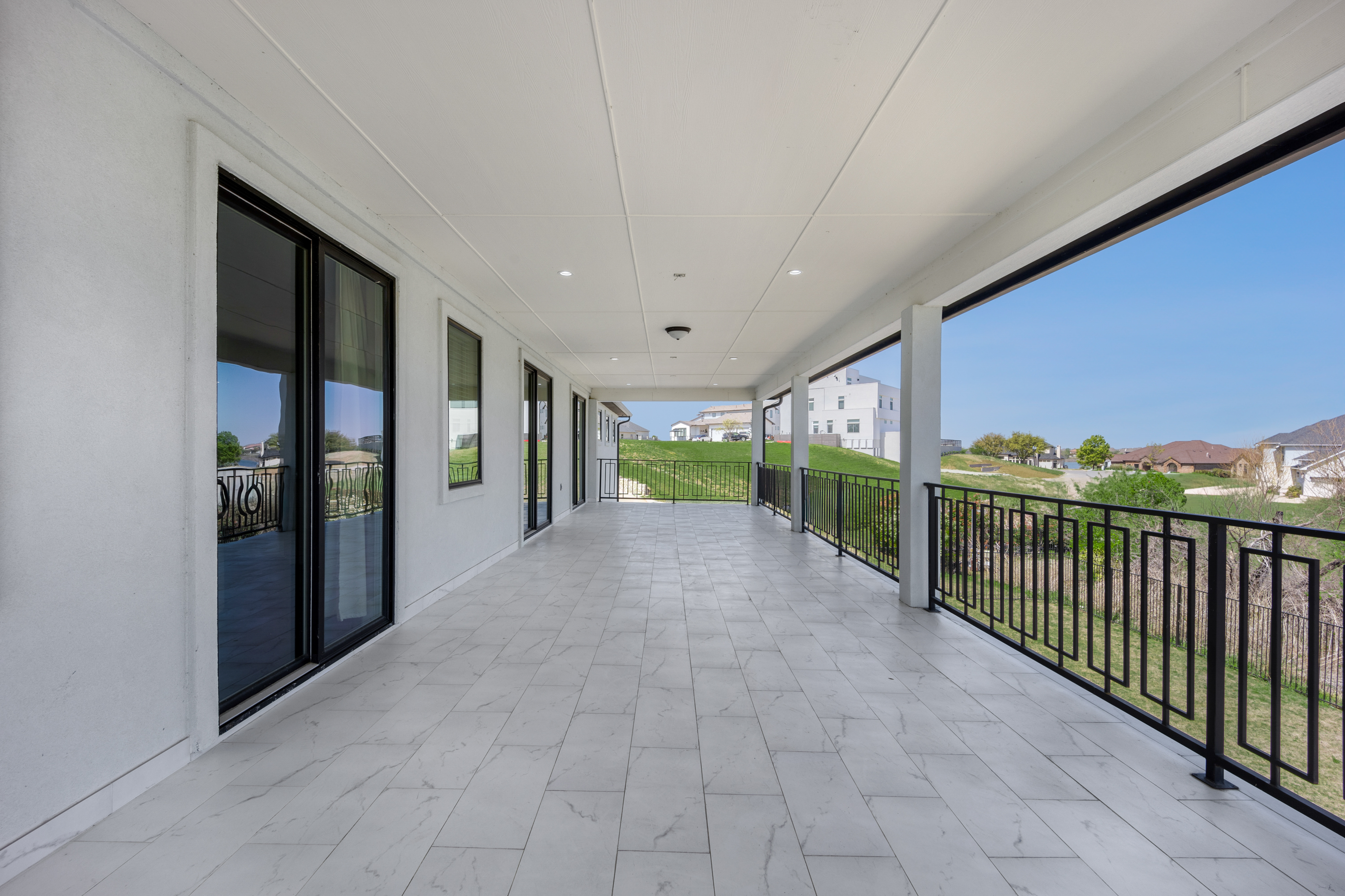  Modern Luxury with Two Private Primary Suites in Gated Waters Edge - 物件實景