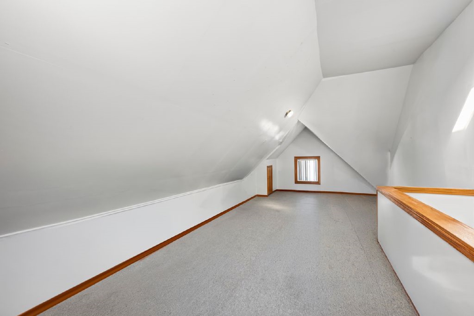  1569 East 45th Street - 物件實景