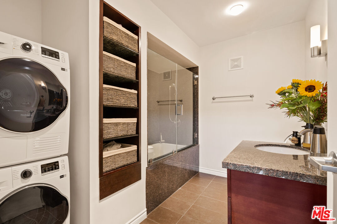 Los Angeles, California, 90012, United States, 1 Bedroom Bedrooms, ,1 BathroomBathrooms,Residential,For Sale,1827245