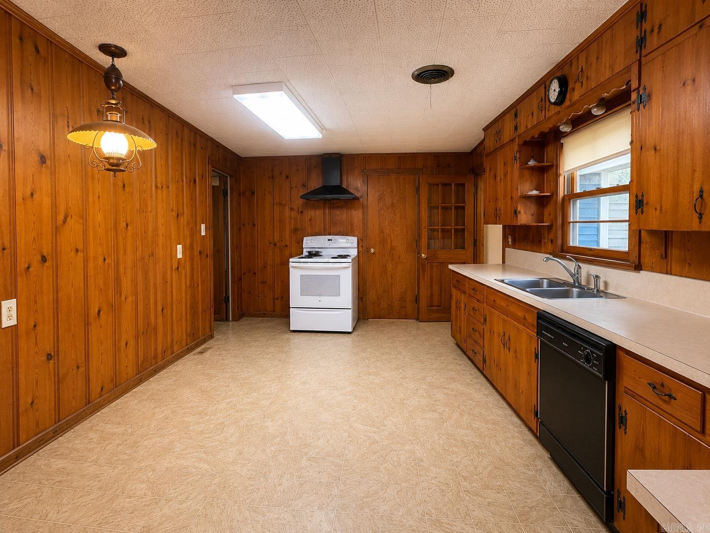 Conway, Arkansas, 72032, United States, 6 Bedrooms Bedrooms, ,4 BathroomsBathrooms,Residential,For Sale,2048675