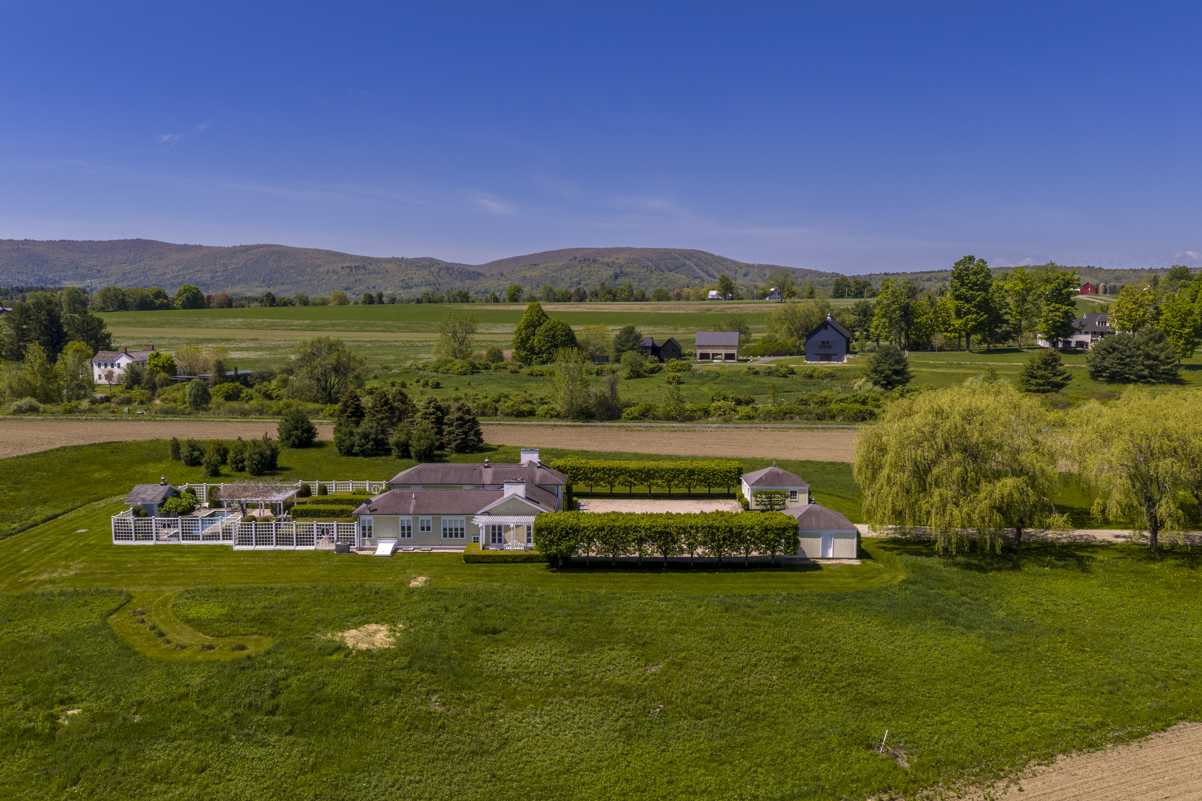  Exquisite Contemporary Neoclassical Villa on Seven Acres with Sweeping Rural Vie - 物件實景