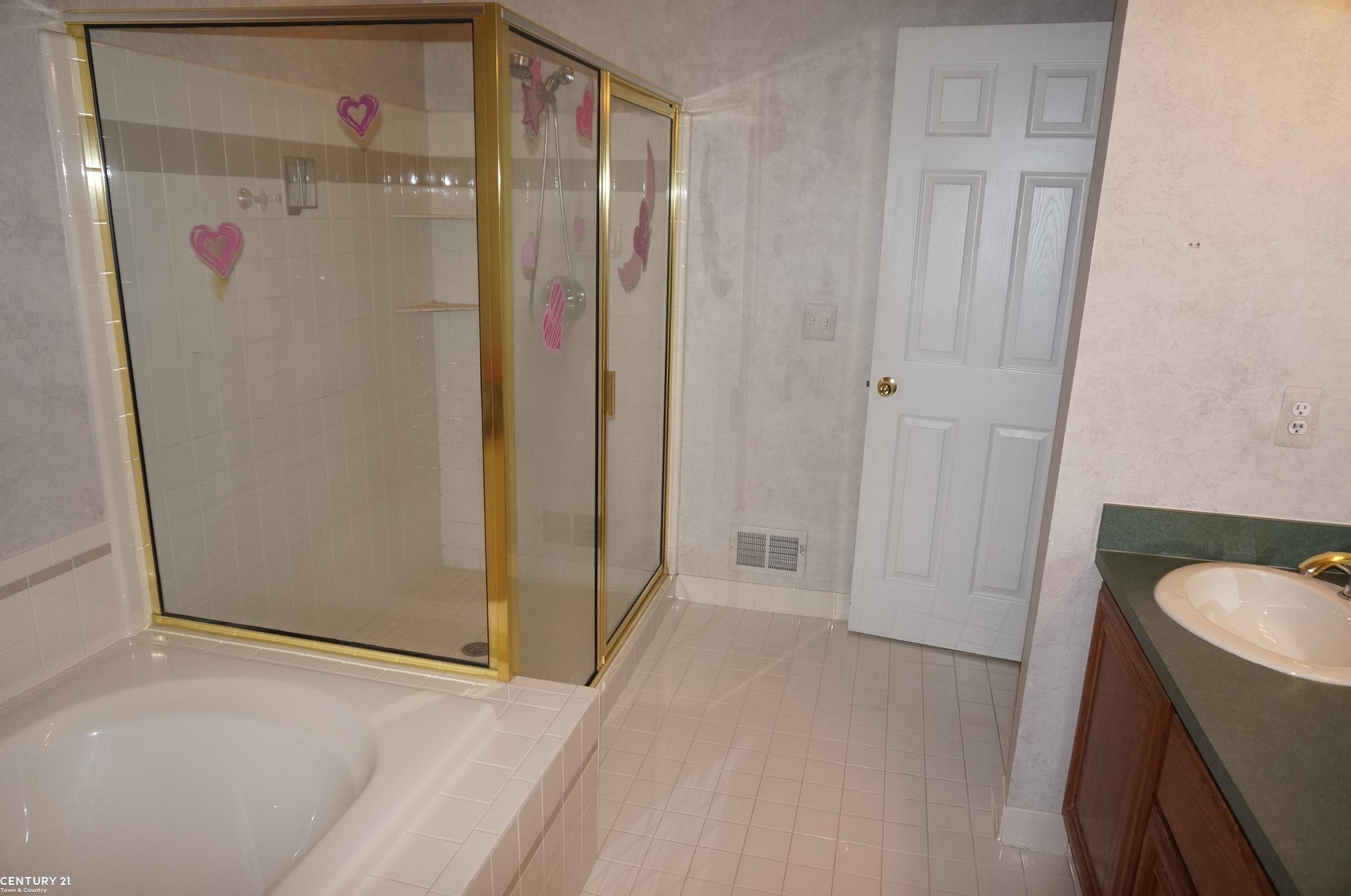 Macomb Twp, Michigan, 48044, United States, 4 Bedrooms Bedrooms, ,4 BathroomsBathrooms,Residential,For Sale,1894299