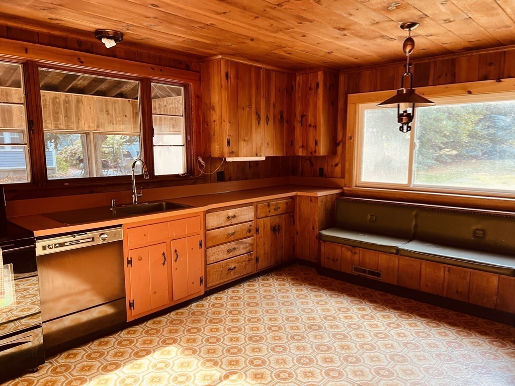 Framingham, Massachusetts, 01702, United States, 4 Bedrooms Bedrooms, ,2 BathroomsBathrooms,Residential,For Sale,1967080